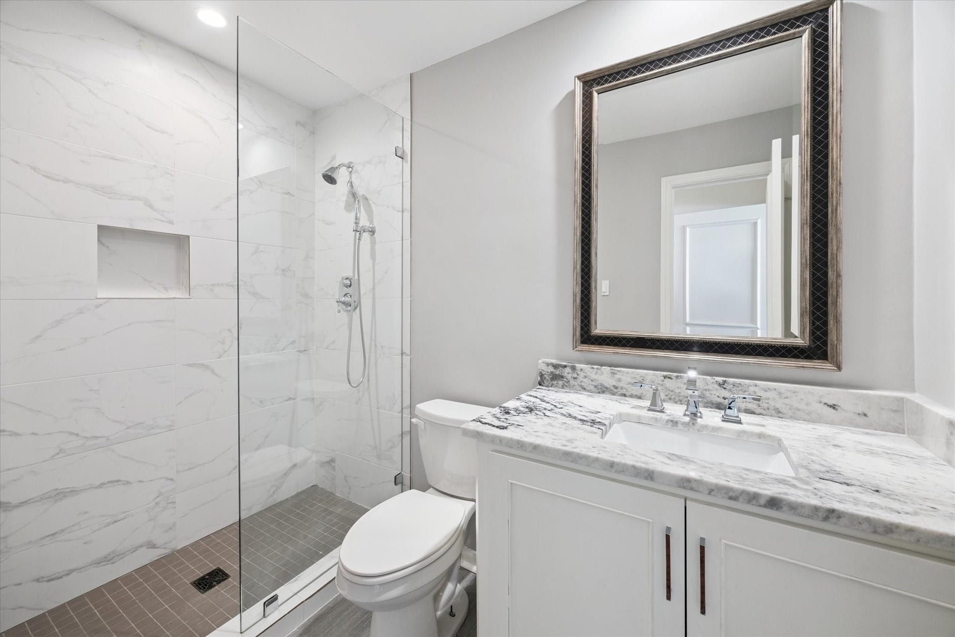 2422 Nantucket Drive, #C, Houston, TX 77057 Updated secondary bath with marble
counter tops, quartz surround in
shower & updated shower fixtures.