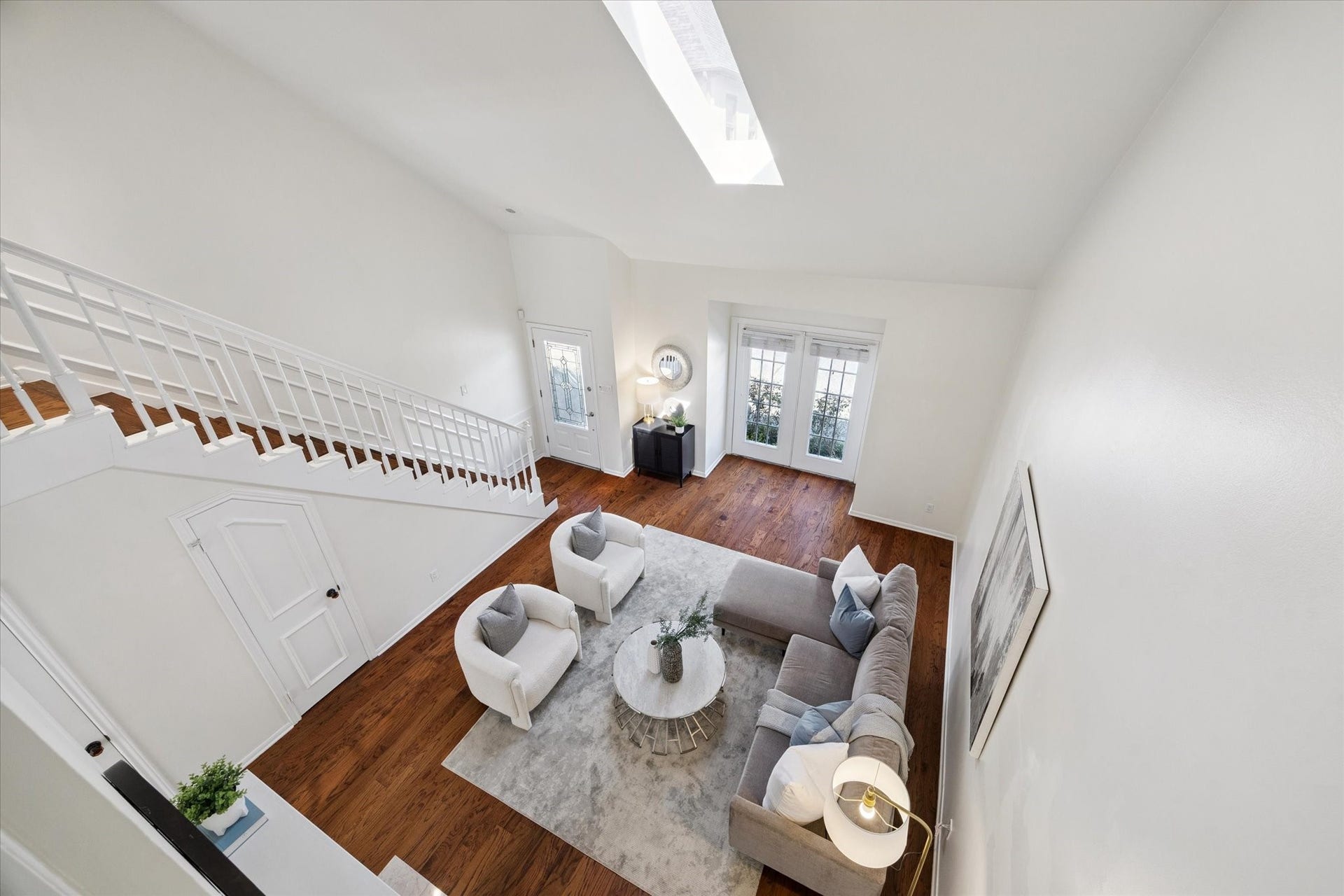 2422 Nantucket Drive, #C, Houston, TX 77057 Soaring ceiling looking down on the
spacious living room. Light filled
rooms