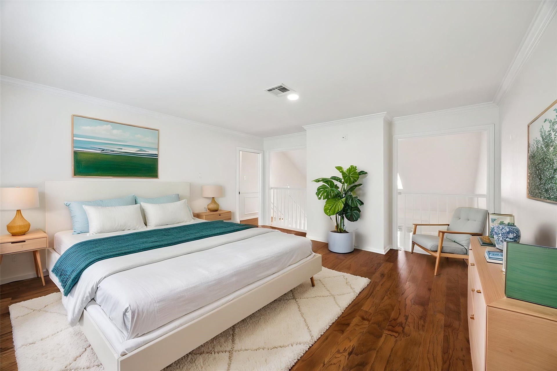 2422 Nantucket Drive, #C, Houston, TX 77057 Bedroom: 15 x 14. Rich hardwoods. This is virtually staged.
Bifold doors can be reinstalled for
privacy.