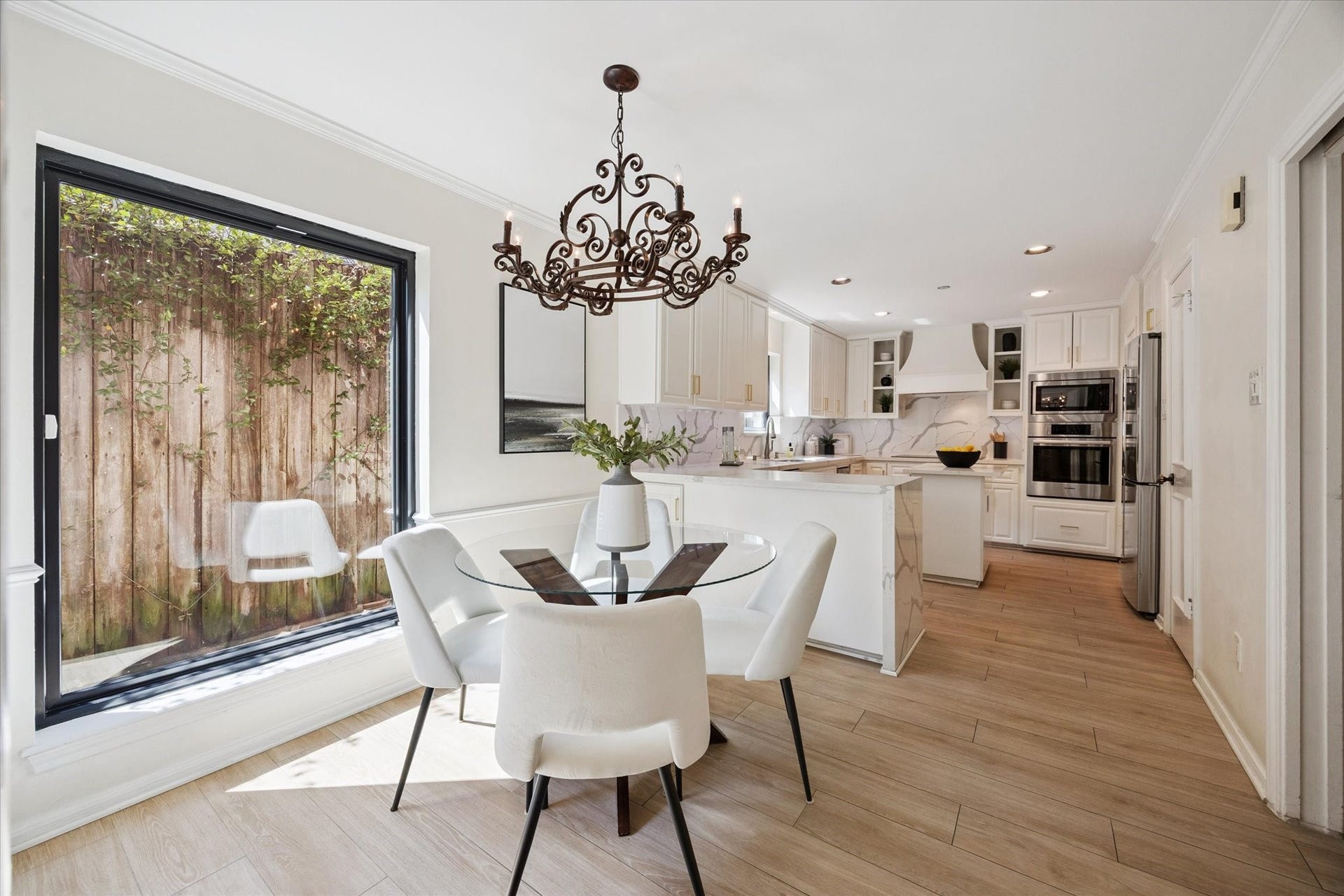 2422 Nantucket Drive, #C, Houston, TX 77057 Breakfast room off kitchen. Porcelan
tile floors, picture windows viewing
patio, amazing remodeled kitchen.