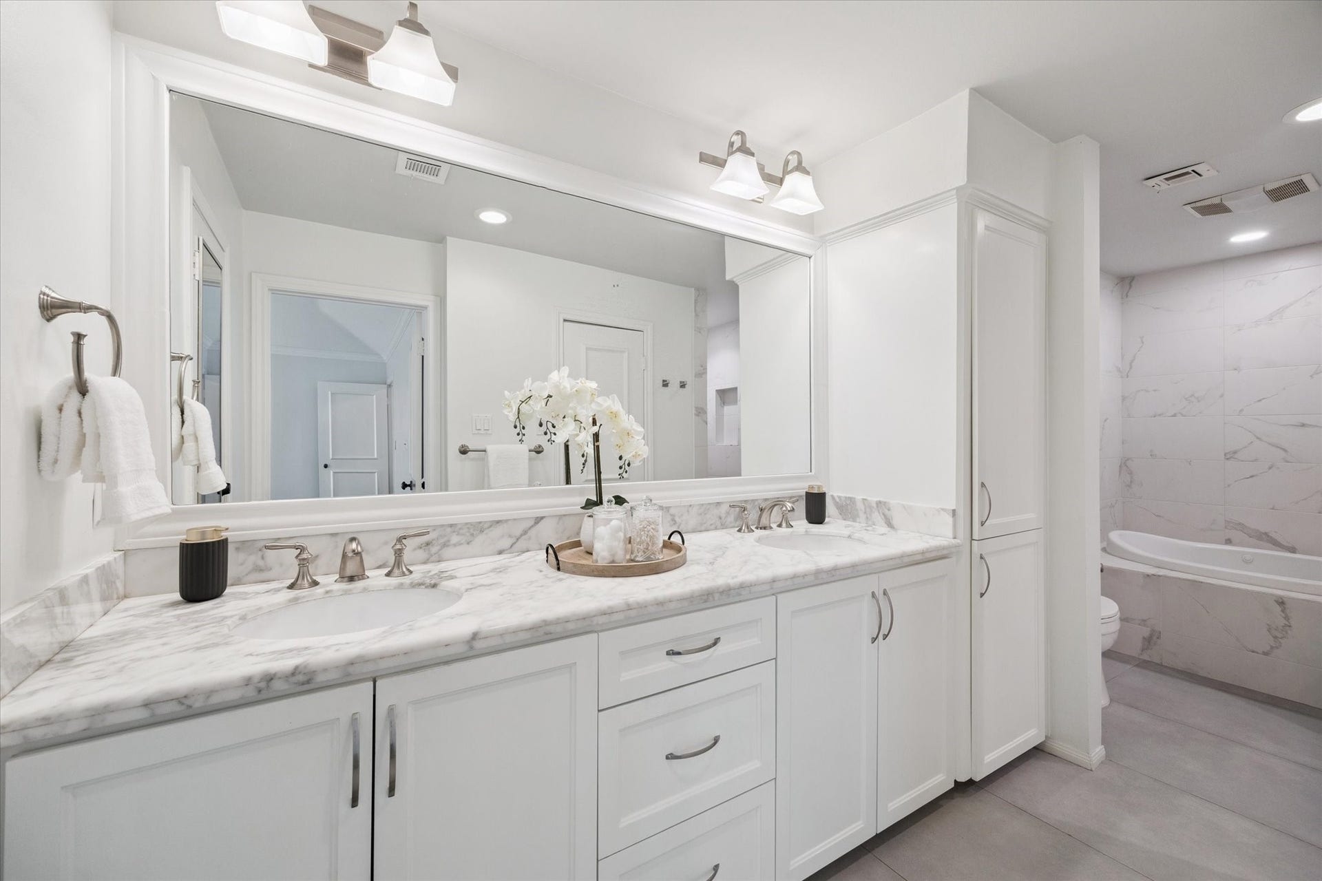 2422 Nantucket Drive, #C, Houston, TX 77057 Remodeled Primary bath: marble
counter tops & backsplash, new
cabinet fronts, two spacious walk-in
closets, spa tub and separate
shower.