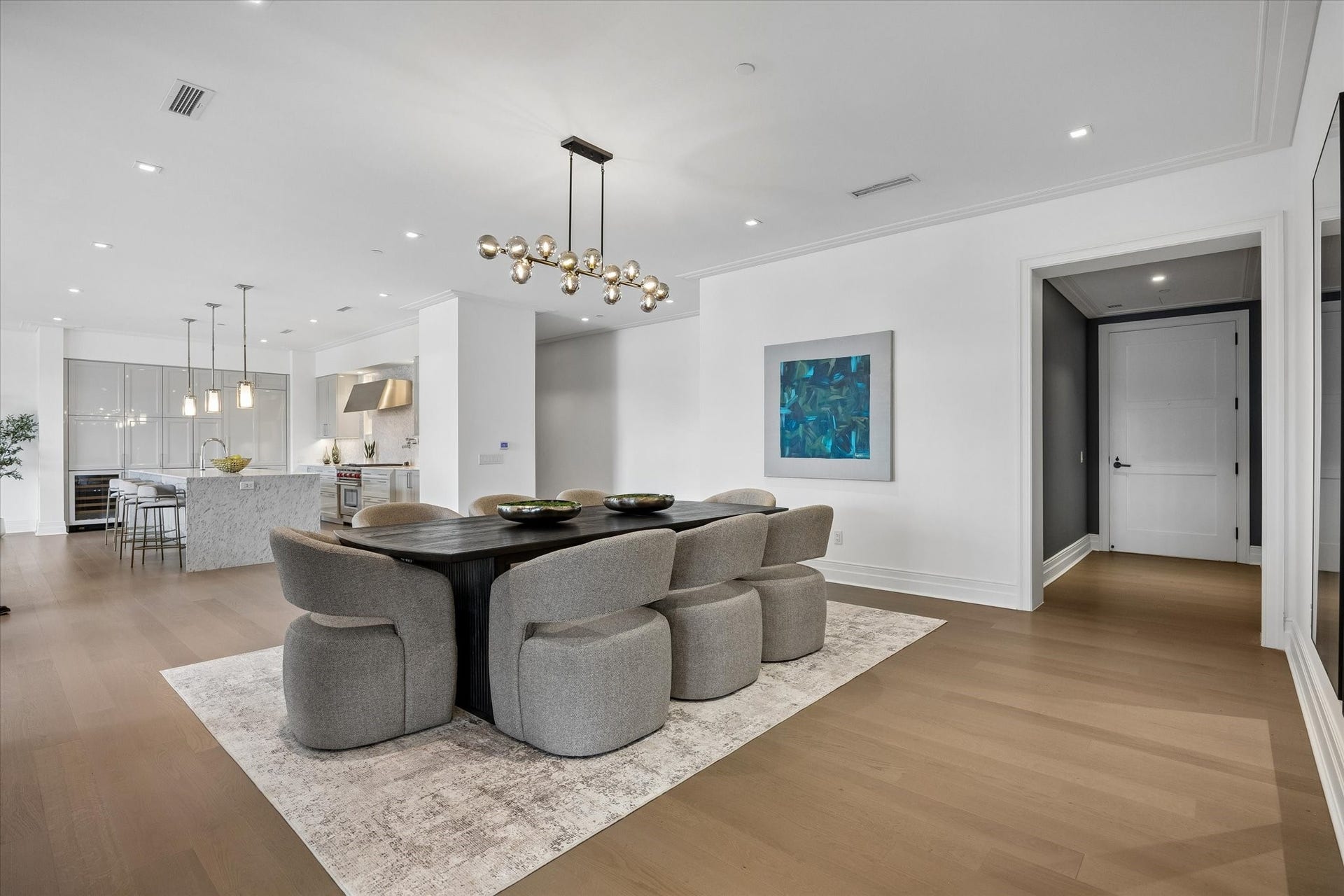 6017 Memorial, #202, Houston, TX 77007 Entering through the front door foyer offers a glimpse of the unit's opulence. A sophisticated smokey glass wrought iron
chandelier and a substantial amount of natural light help to reveal all the intricacies of this detailed unit.