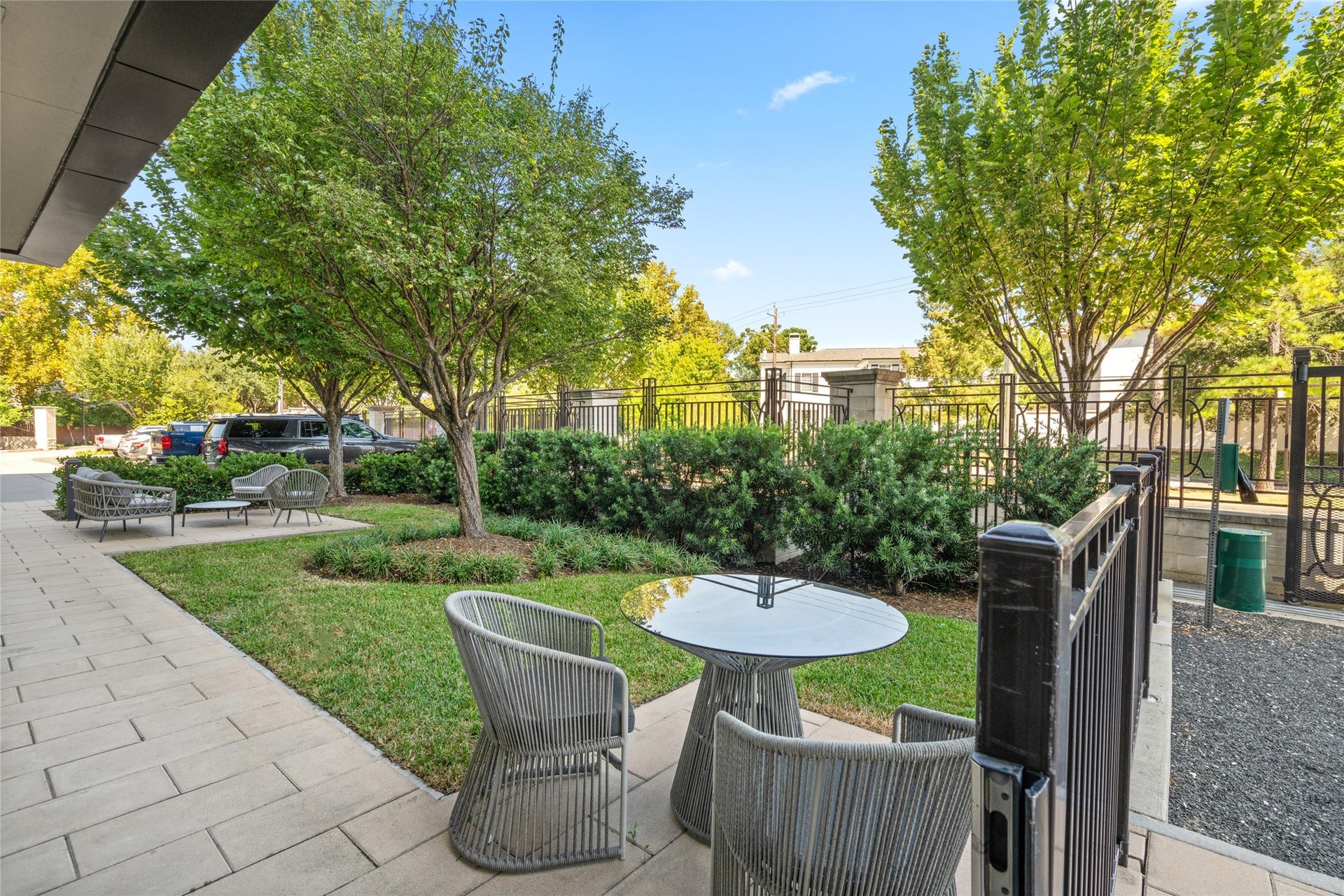 6017 Memorial, #202, Houston, TX 77007 Common seating area to enjoy, adjacent to the dog run.