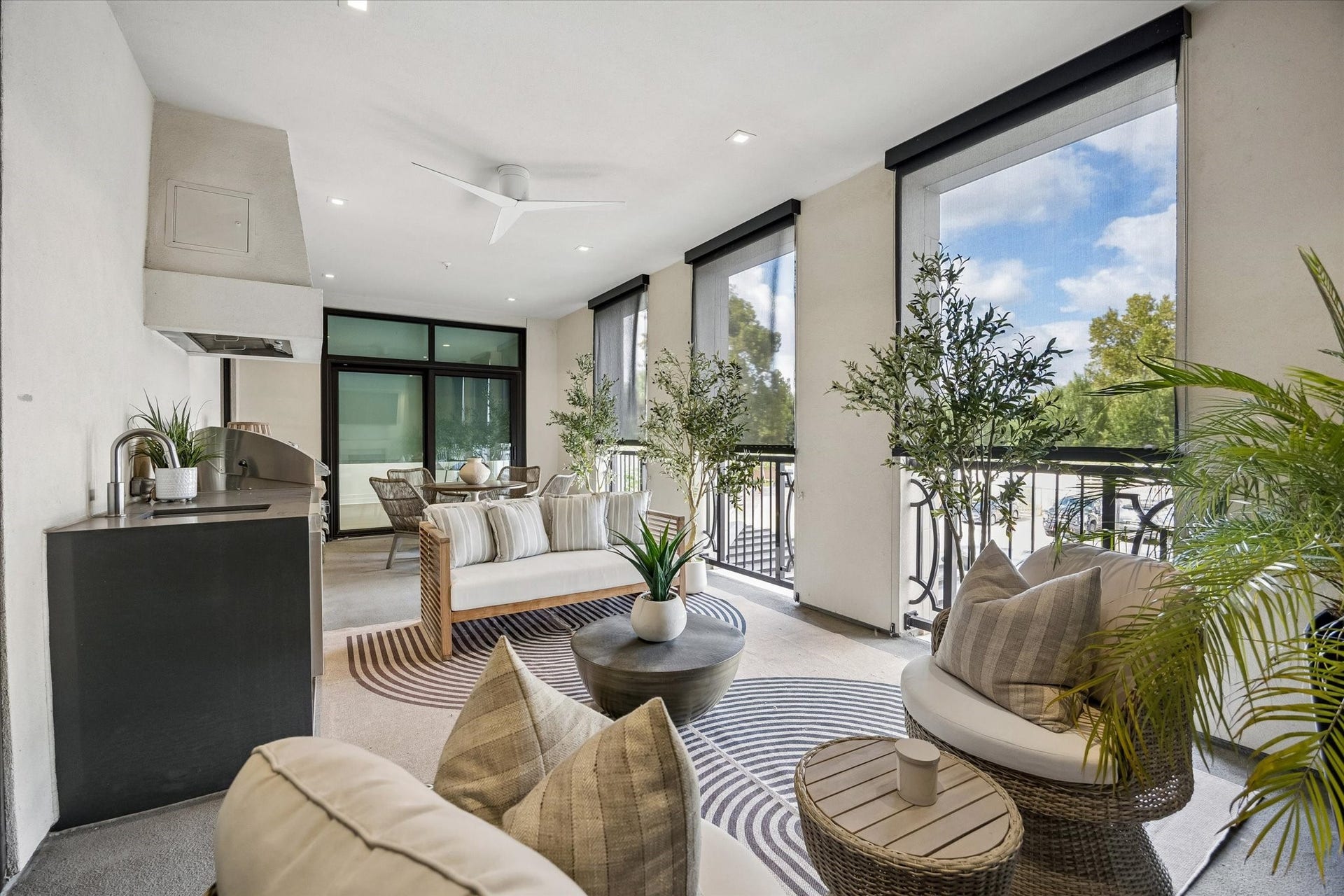 6017 Memorial, #202, Houston, TX 77007 The main terrace has everything you could ask for Ample space for entertainment, a two-sided gas log fireplace,
privacy solar shades, mounted TV, and a built in pet pad with a water spicket.