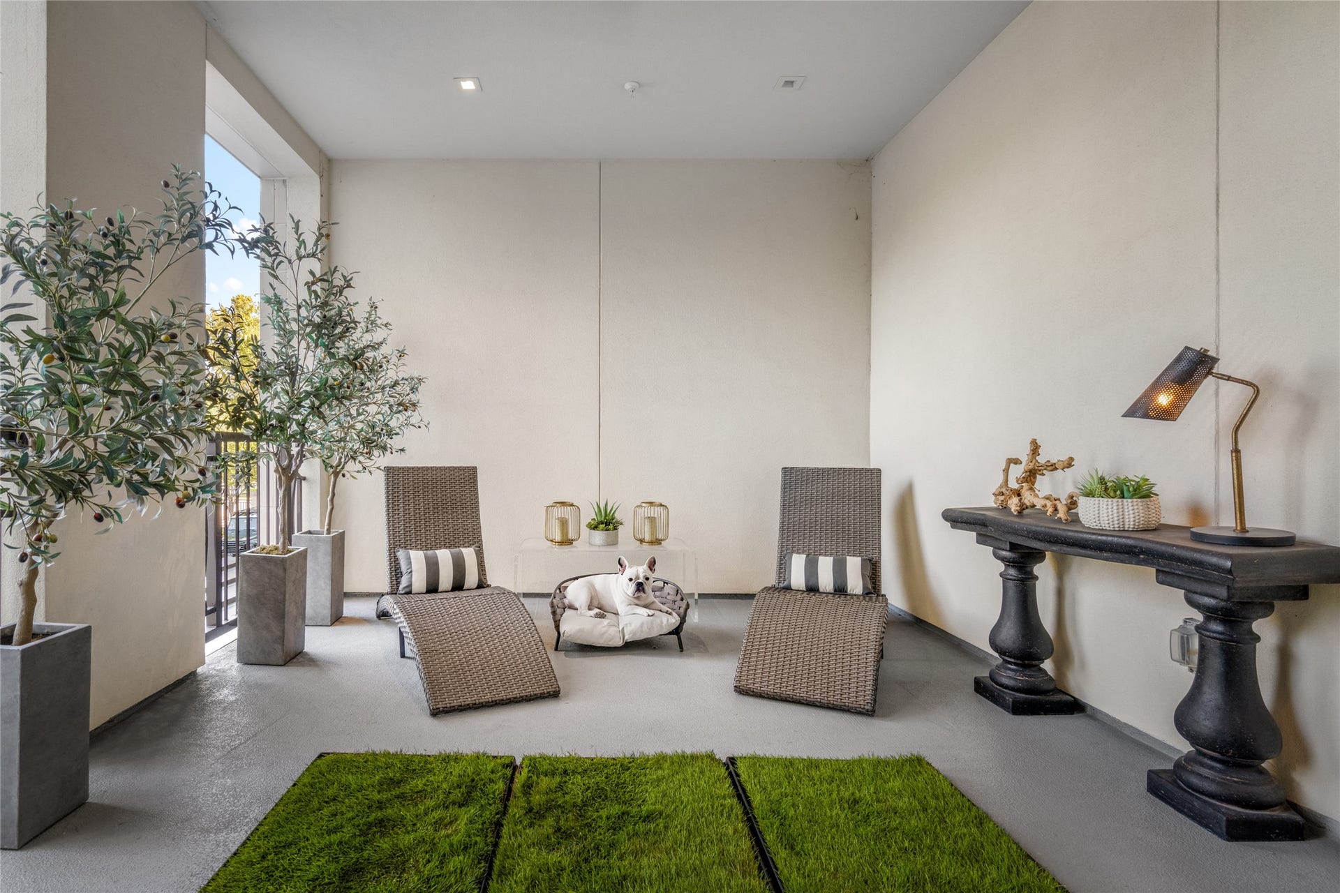 6017 Memorial, #202, Houston, TX 77007 The private terrace accessed by the primary suite is a secluded destination to sit, sip, and relax. Its one of the many pup
approved spots to lounge!