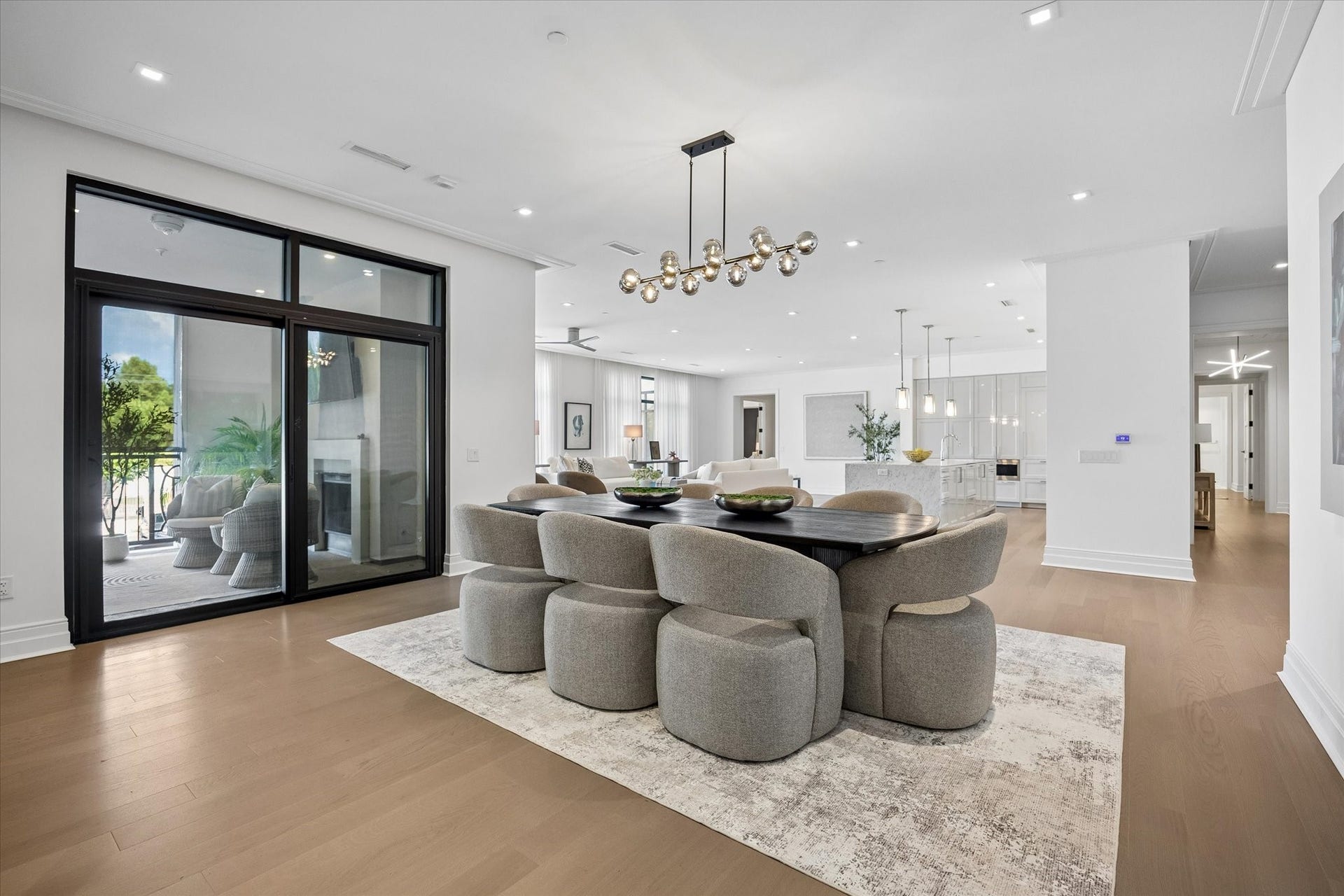 6017 Memorial, #202, Houston, TX 77007 The dining room is thoughtfully positioned between the living room, kitchen, and large terrace highlighting a welcoming
layout for any occasion.