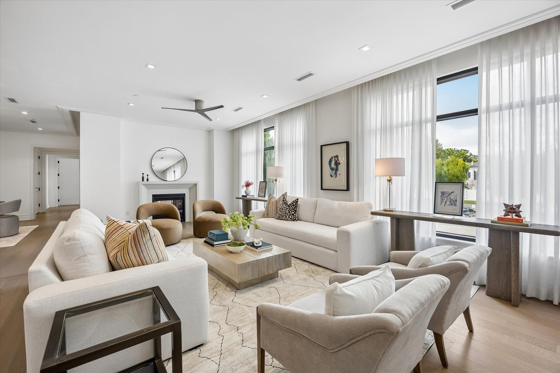 6017 Memorial, #202, Houston, TX 77007 A wall of windows fill the expansive living room with natural light to add to the warm living space highlighting the custom
drapes and 7 decorative baseboards.