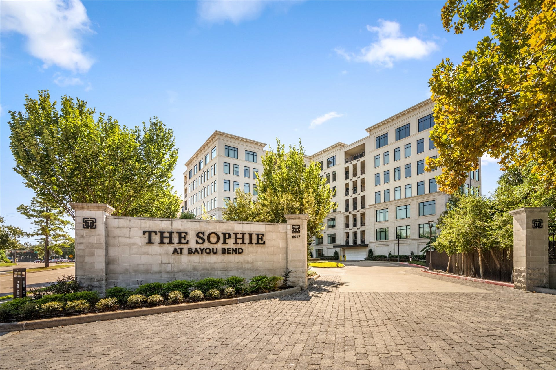 6017 Memorial, #202, Houston, TX 77007 A stately mid-rise with easy access to Downtown, Memorial Park, 610, River Oaks and much more!
