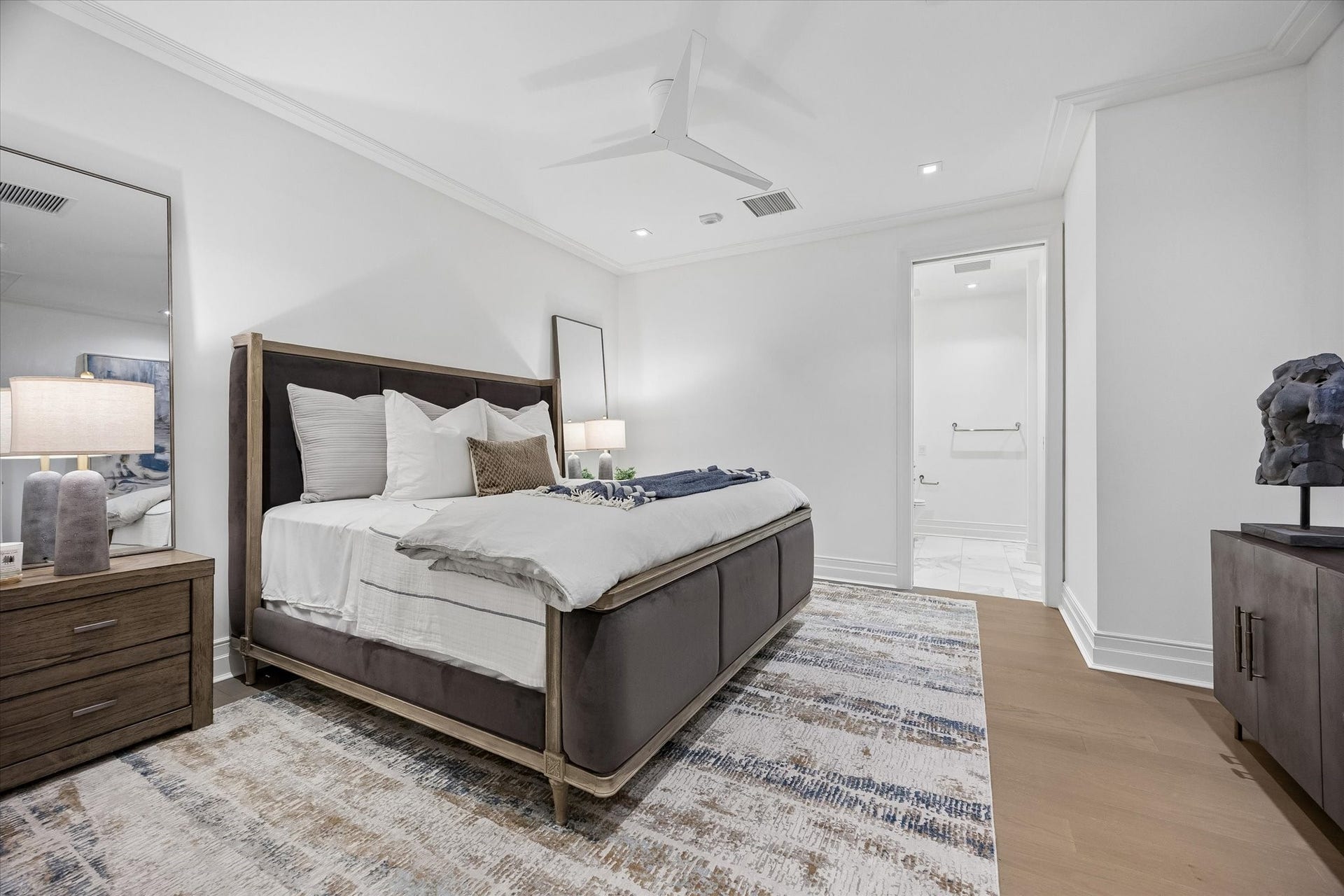 6017 Memorial, #202, Houston, TX 77007 Privately positioned down the hallway from the elevator entry, the guest bedroom provides a quiet retreat separate from
the main living spaces.