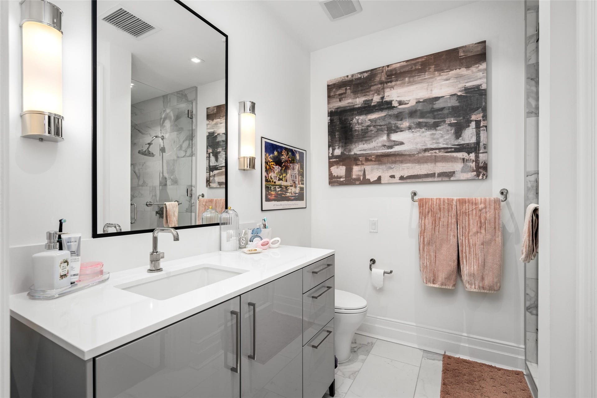 6017 Memorial, #202, Houston, TX 77007 Exquisite, lasting finishes throughout, this bathroom features quartz counter, gray lacquer Siematic cabinetry, accent
sconces, and chrome fixtures.