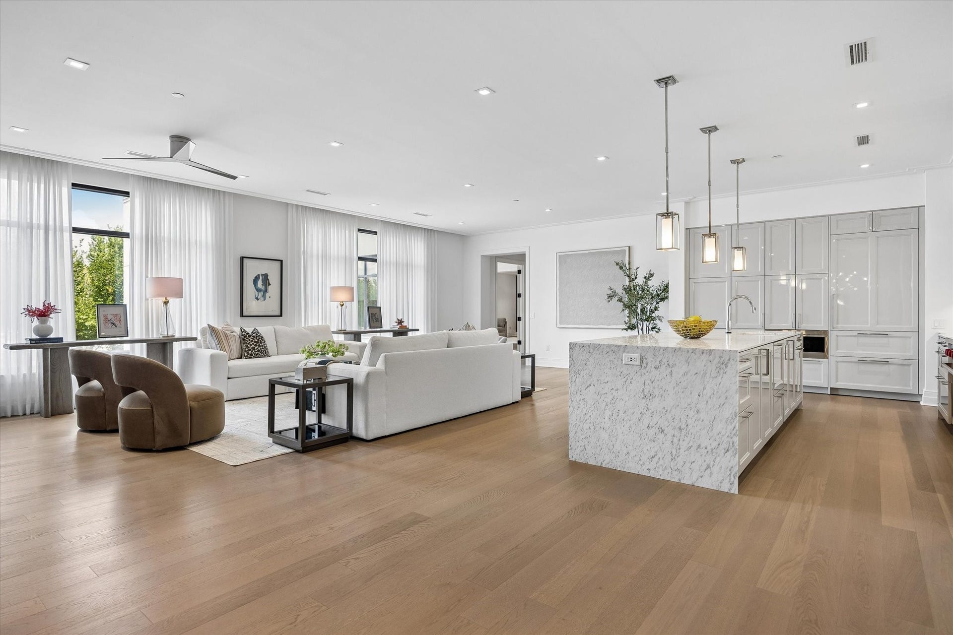 6017 Memorial, #202, Houston, TX 77007 Characterized by floor to ceiling windows, Listone Giordano wood floors, and marble countertops, you will find the heart
of the home - The kitchen and living room.