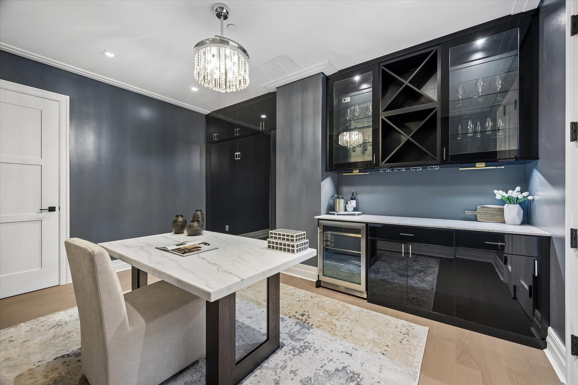 6017 Memorial, #202, Houston, TX 77007 Finished with black lacquer cabinetry, a built-in bar and wine cooler, and a beverage cooler, plus a murphy bed, the flex
room is where versatility meets class.