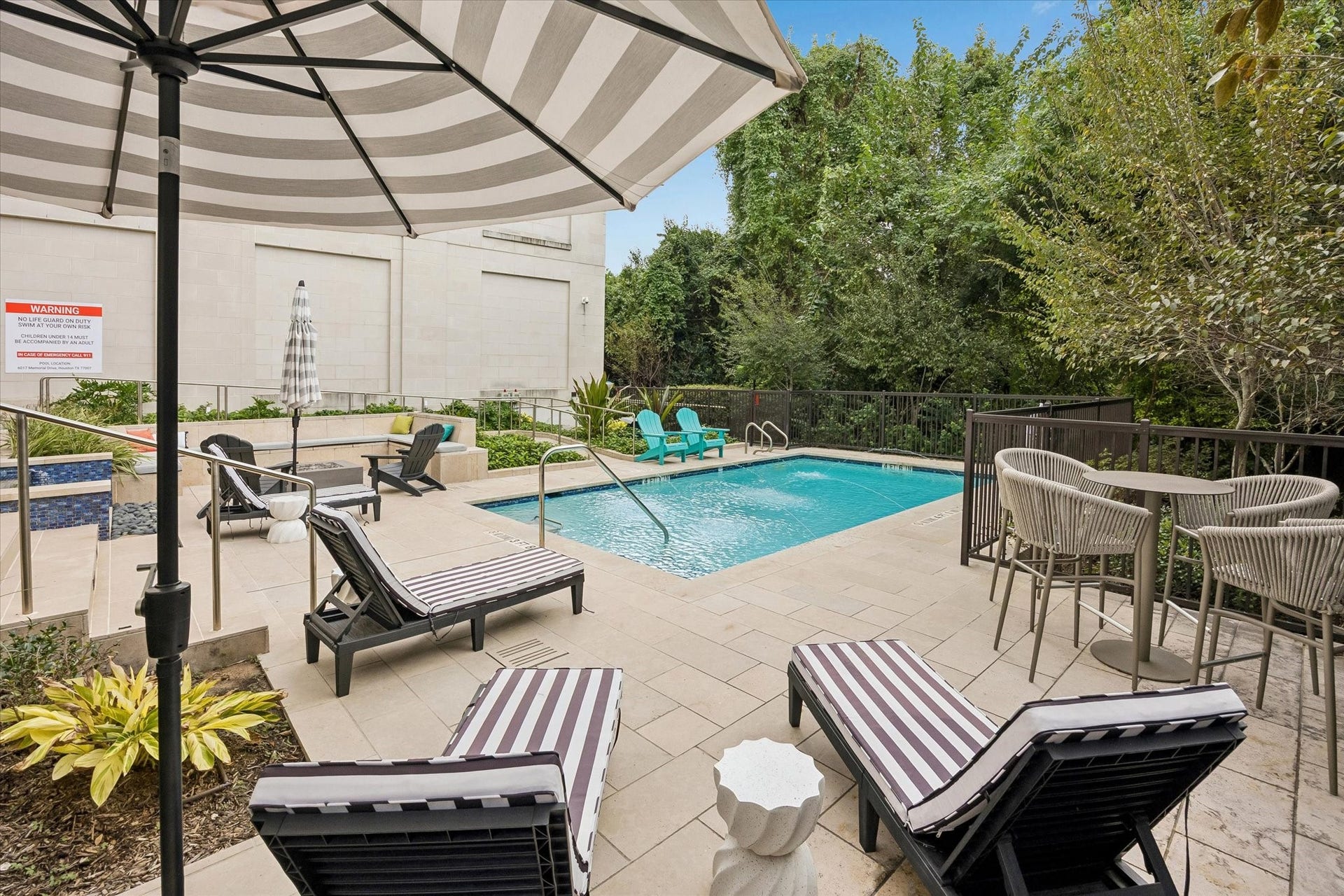 6017 Memorial, #202, Houston, TX 77007 The inviting poolside common area offers plenty of seating to catch some sun, take a swim, or simply spend a leisurely afternoon outdoors.