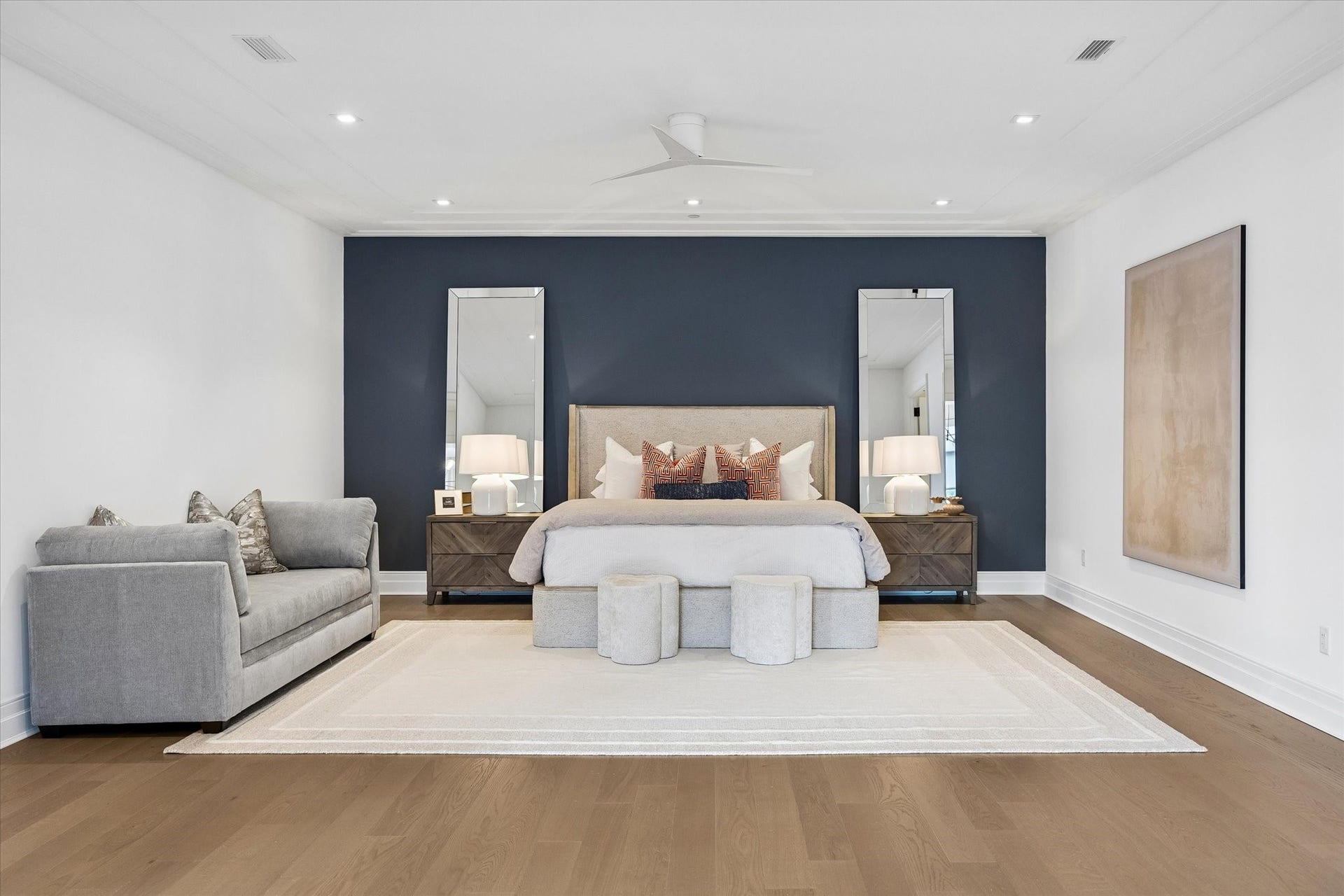 6017 Memorial, #202, Houston, TX 77007 This wonderfully proportioned bedroom wrapped with 7 decorative baseboards and accented by Wall Street paint,
gives relaxation a lavish new look.