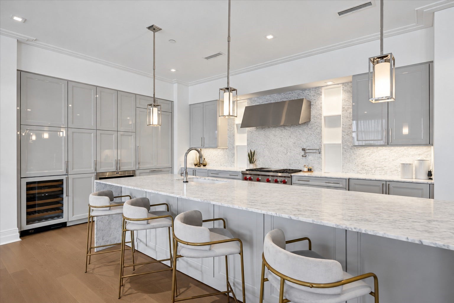 6017 Memorial, #202, Houston, TX 77007 Adorned with an oversized island finished with waterfall edged marble countertops and backsplash, gray lacquered
cabinetry, and plenty of seating space, this kitchen is a masterclass of functional elegance.