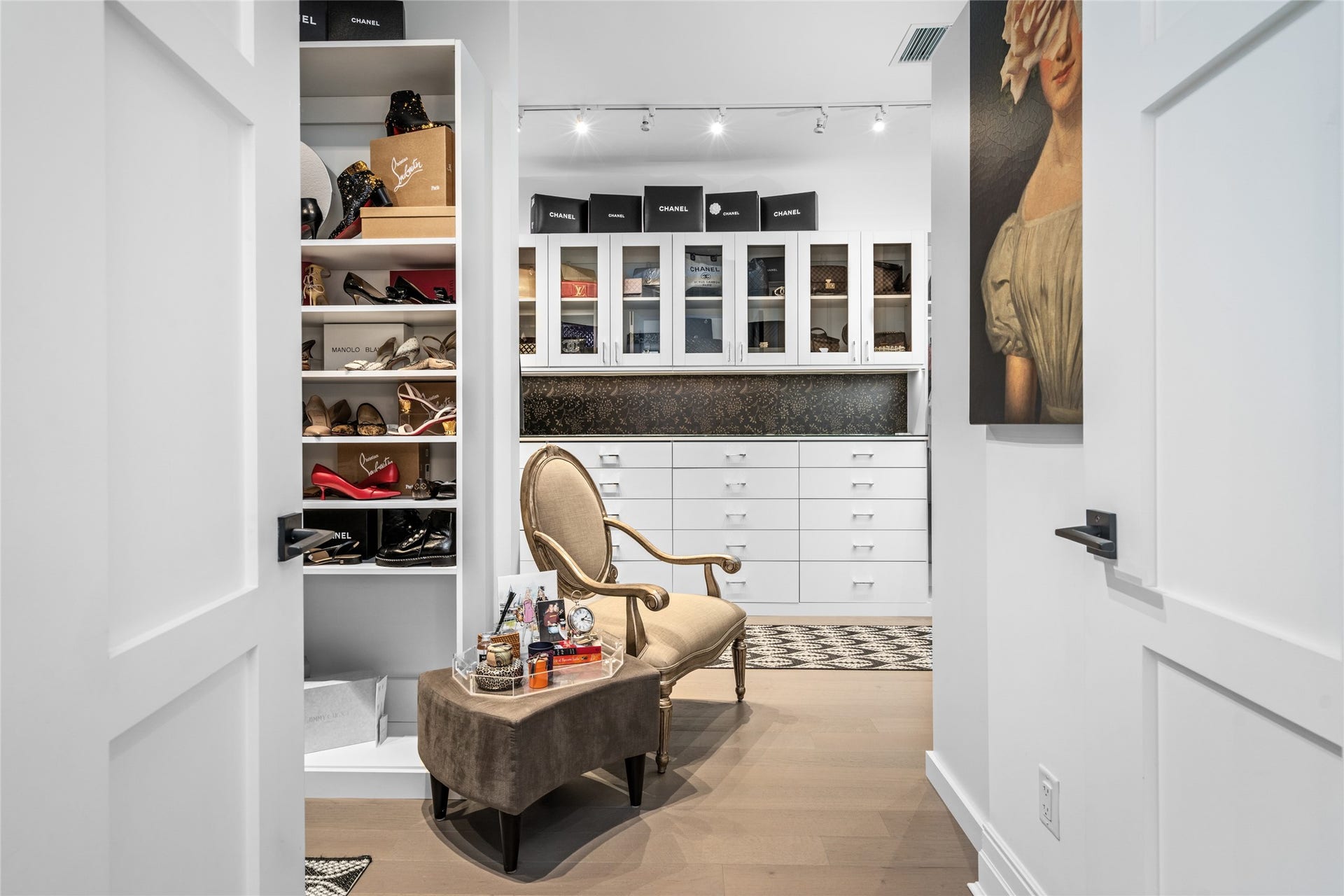 6017 Memorial, #202, Houston, TX 77007 As you make your way into the stately walk-in closet, one cannot help but feel they have entered into a shopper's
paradise - Getting ready feels like shopping at a luxury boutique!