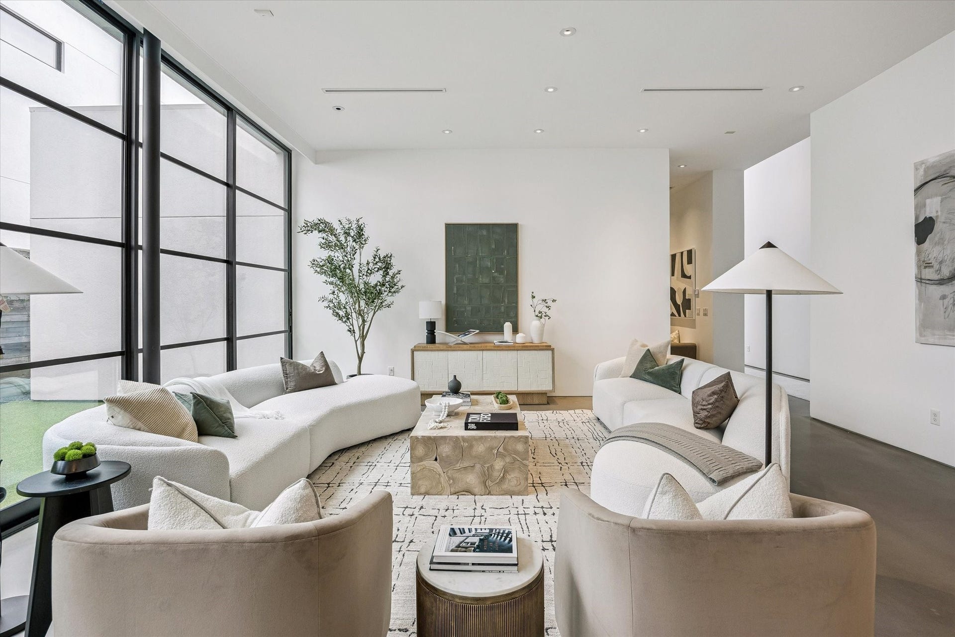 1527 Indiana Street, Houston, TX 77006 Expansive open-concept living space seamlessly connects to the dining and kitchen areas, showcasing concrete flooring.