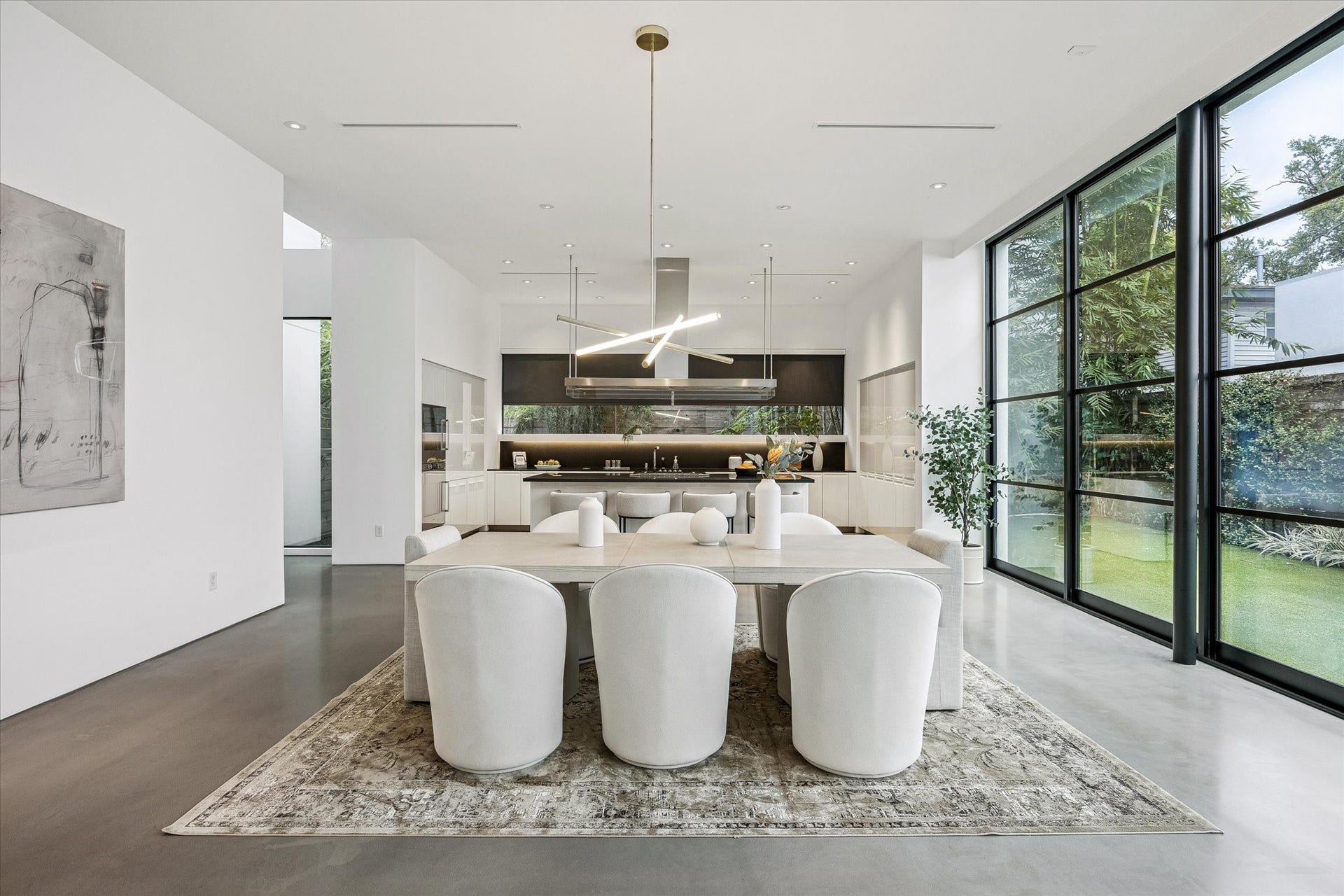 1527 Indiana Street, Houston, TX 77006 Dining room- with its 11-foot ceiling and designer chandelier, can host memorable dinner parties with additional bar seating available.