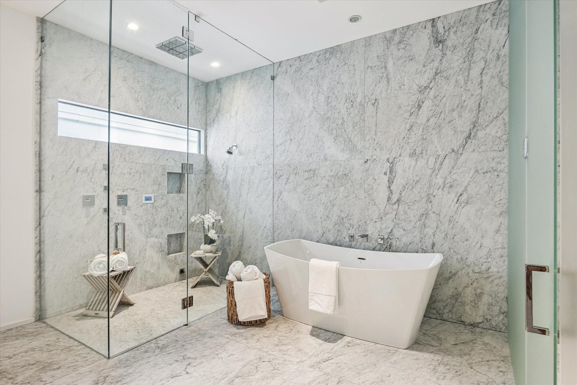 1527 Indiana Street, Houston, TX 77006 Wrapped in floor-to-ceiling Carrera and Statuarietto marble, floors beautifully bookmatched.
