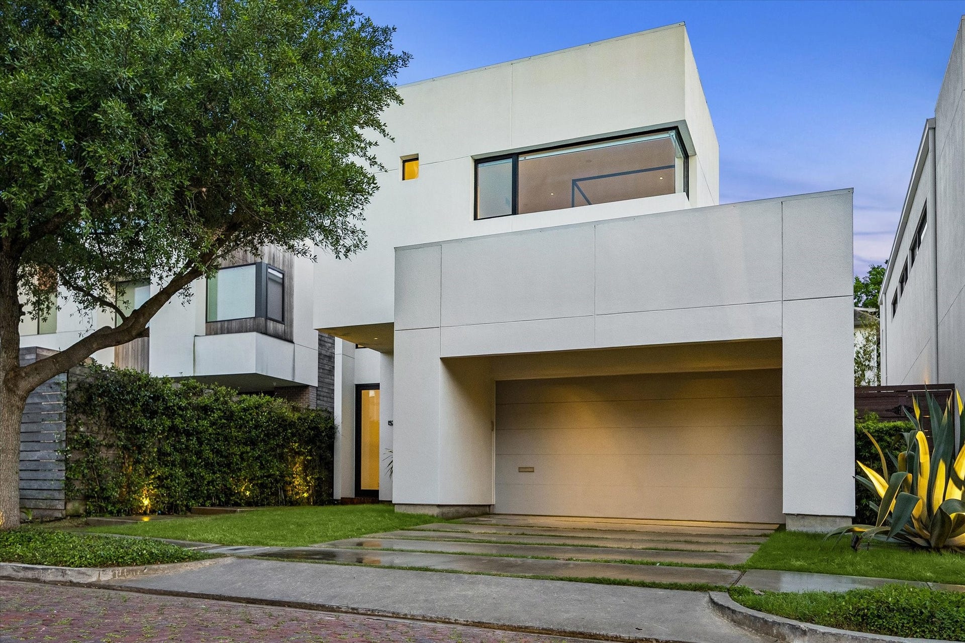 1527 Indiana Street, Houston, TX 77006 A beautiful simple, minimalist exterior that leads into a world of magical architectural detailing.