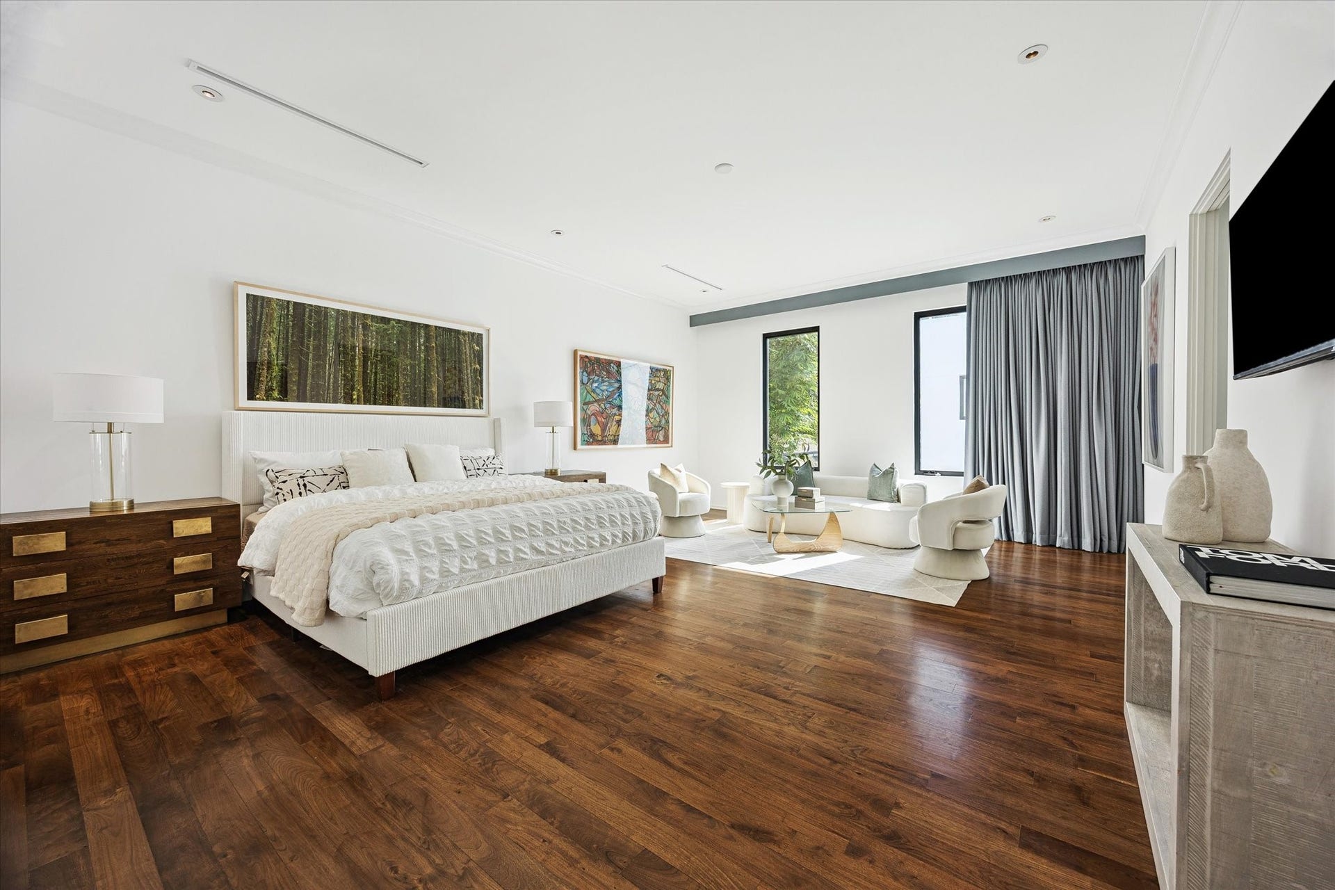 1527 Indiana Street, Houston, TX 77006 Primary bedroom a tranquil sanctuary where modern design seamlessly blends with cozy sophistication.