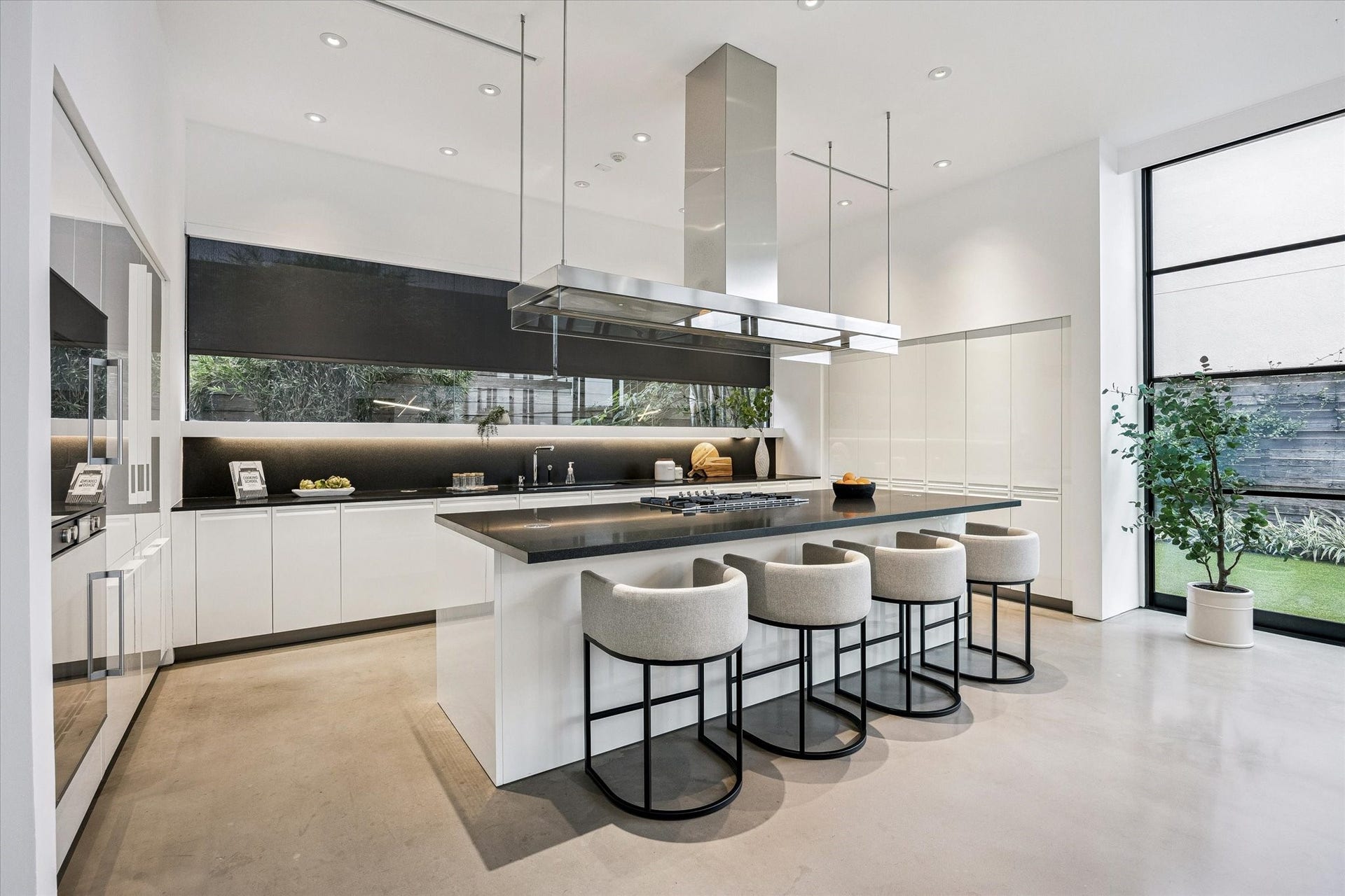 1527 Indiana Street, Houston, TX 77006 The chefs kitchen features sleek Poliform cabinetry, granite counters with a bookmatched backsplash, and Gaggenau appliances.