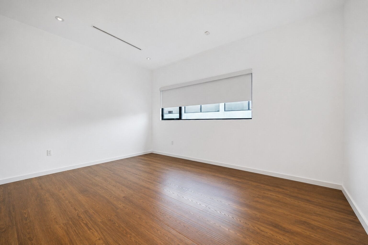 1527 Indiana Street, Houston, TX 77006 Secondary bedroom - a spacious room featuring wood flooring, walk-in closet and en-suite bath.