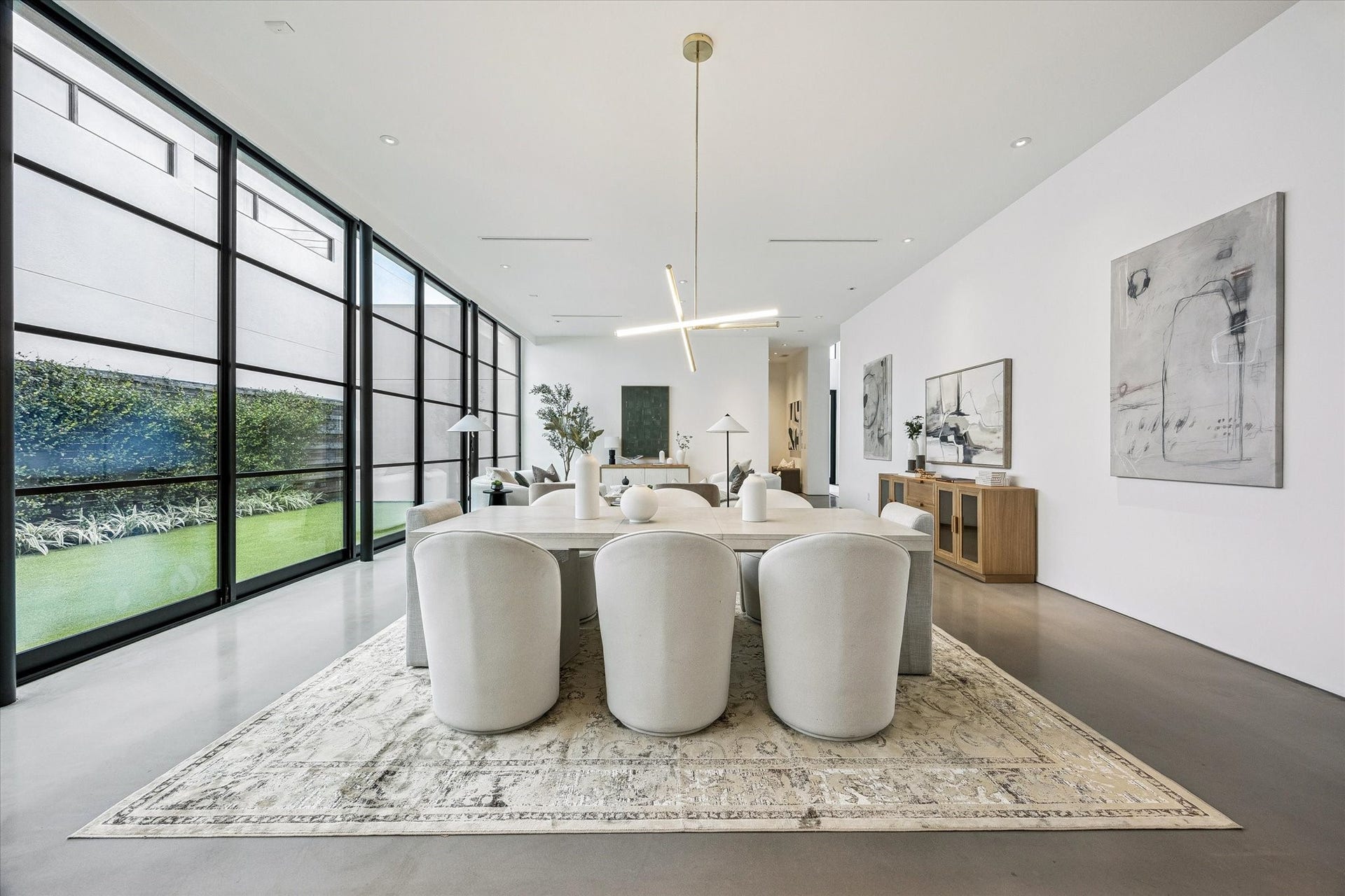 1527 Indiana Street, Houston, TX 77006 Airy and flowy dining and living area.