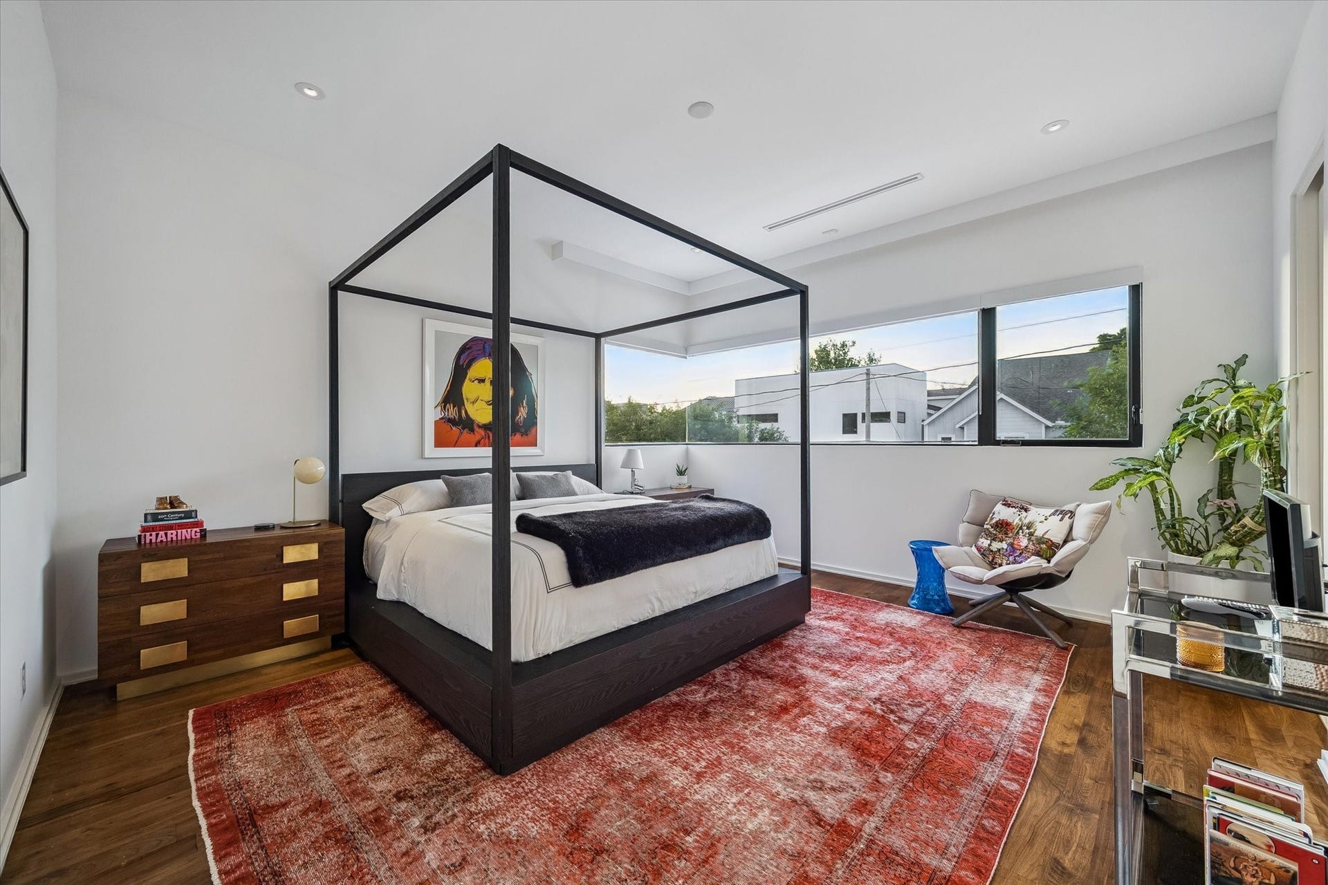 1527 Indiana Street, Houston, TX 77006 Secondary bedrooms - feature rich European wood flooring, soaring ceilings, recessed lighting, and windows that frame views of a majestic oak canopy.
