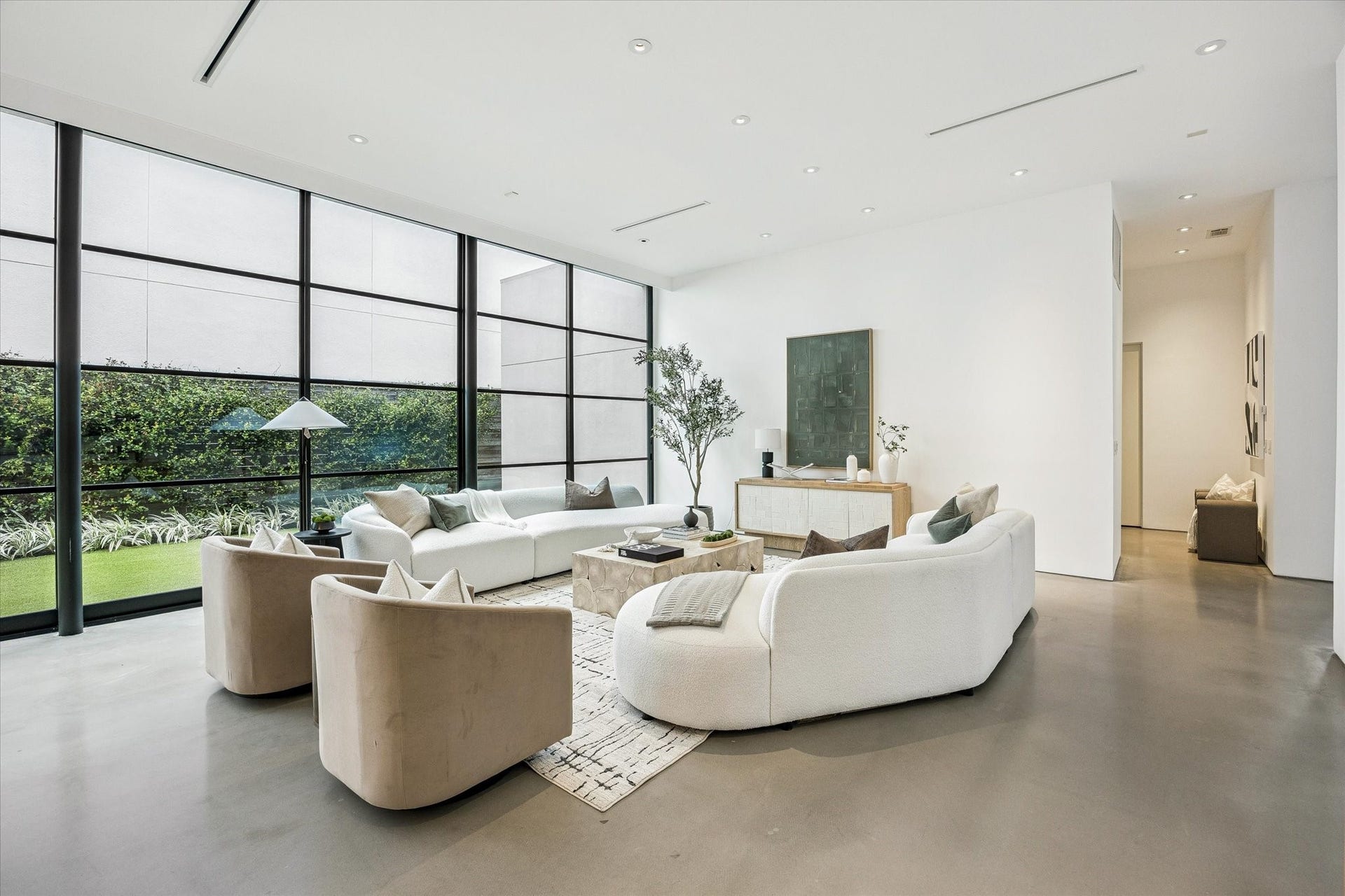 1527 Indiana Street, Houston, TX 77006 An airy, open-concept flow seamlessly connecting he living room, dining area, and kitchen.