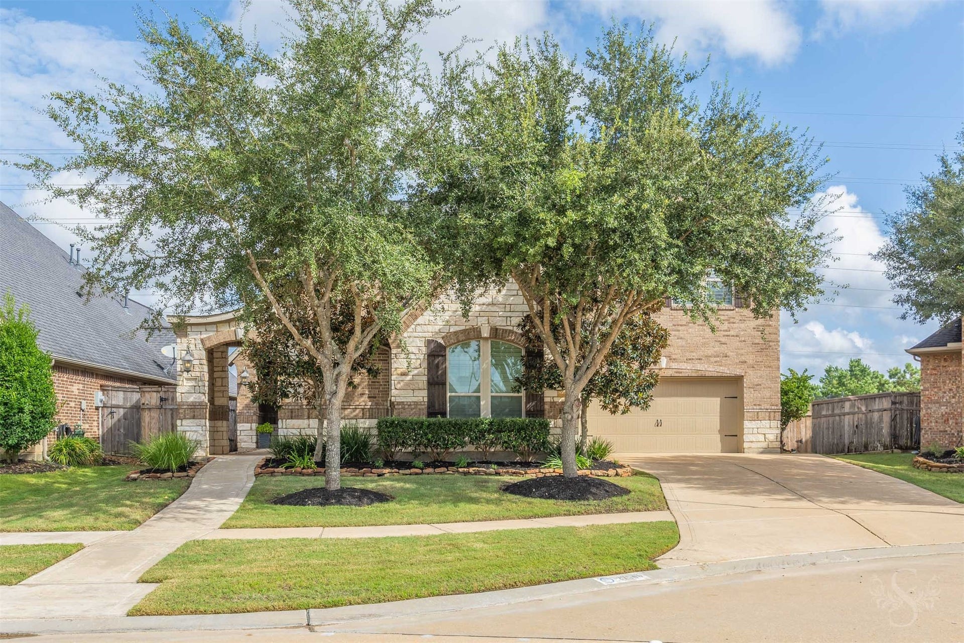 27506 Lakeway Trail Lane, Fulshear, TX 77441 SPECTACULAR 2 story Trendmaker home in Cross Creek Ranch offers 4 bedrooms, 3.5 baths and a 3 car garage, framed by mature trees and beautifully landscaped grounds. A sweeping staircase, open concept floor plan, gourmet kitchen, game room and private media room create an exceptional setting for everyday living and entertaining.
