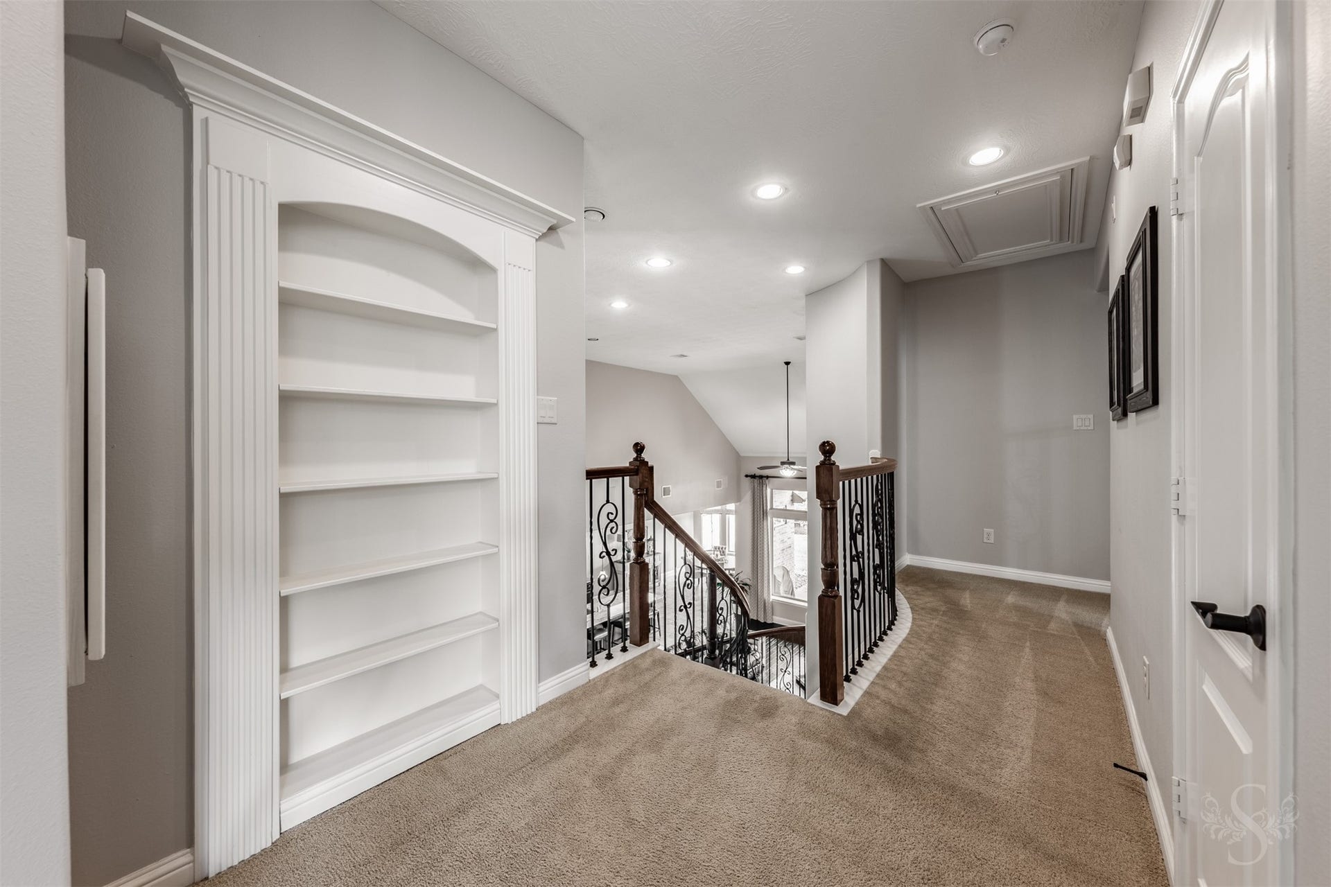 27506 Lakeway Trail Lane, Fulshear, TX 77441 A beautifully trimmed built-in bookcase adds character to the upstairs landing, offering space to display favorite books and treasured collections. Curved iron railing overlooks the family room, extending the homes elegant architectural details to the second floor.