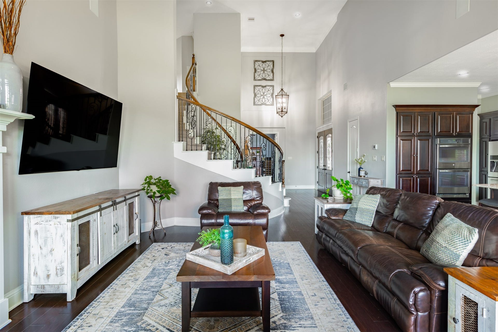 27506 Lakeway Trail Lane, Fulshear, TX 77441 The open concept floor plan brings the family room and kitchen together for relaxed daily living and effortless entertaining. Rich wood flooring and views of the graceful staircase lend warmth and elegance to this inviting gathering space.