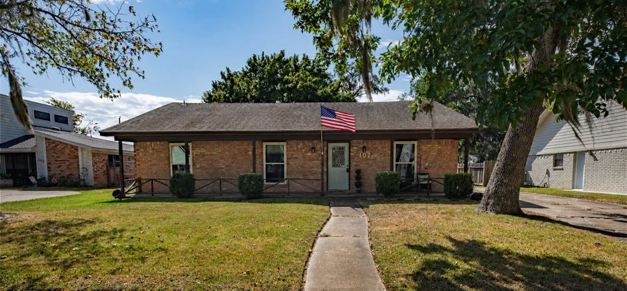 Property photo for 107 Anchusa Street Street, Lake Jackson, TX