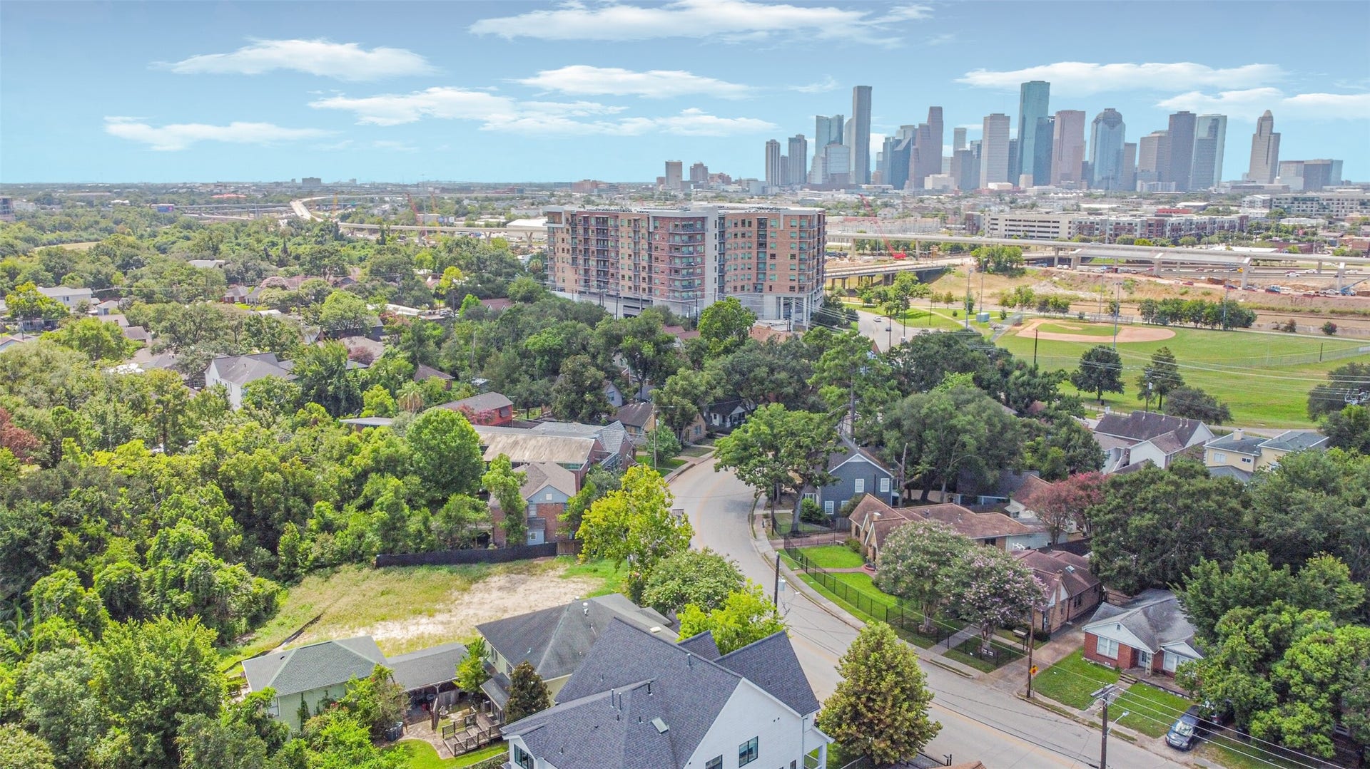 Situated just minutes from downtown This spectacular locations is the best of all worlds. Once inside the gates you will be transported to a natural ravine setting. Step out and walk just blocks to restaurants  shopping and Stude Park. Hike and Bike  trails  connect to Buffalo Bayou Park  and provide miles of riding and enjoyment.