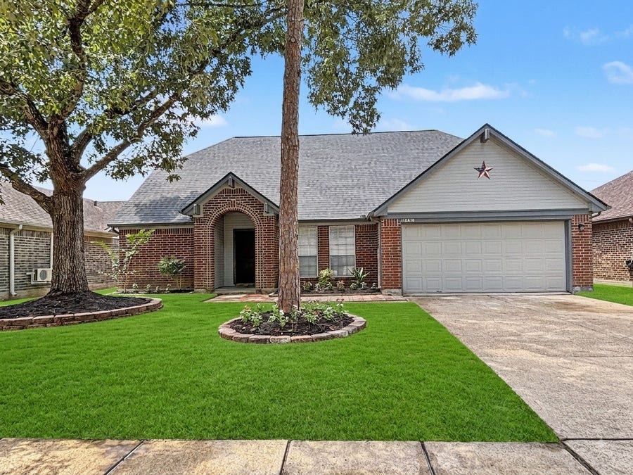 Property photo for 15810 Pilgrim Hall Drive, Friendswood, TX
