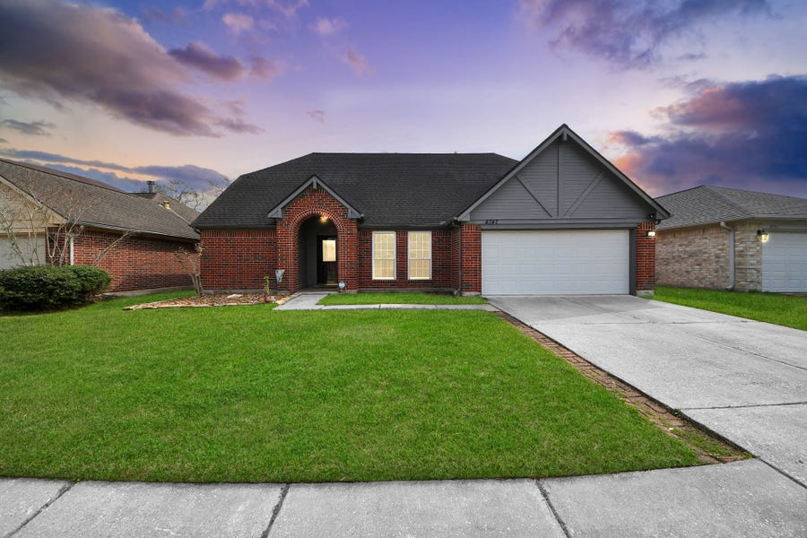Property photo for 4747 Widerop Lane, Friendswood, TX
