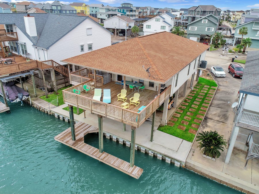 Property photo for 336 Admiral Circle, Tiki Island, TX