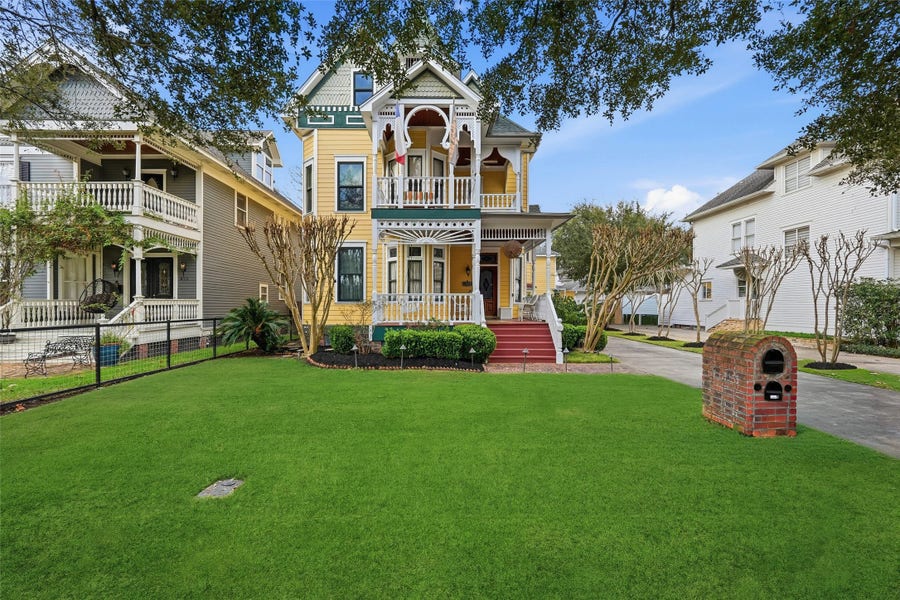 Property photo for 619 E 7th 1/2 Street, Houston, TX