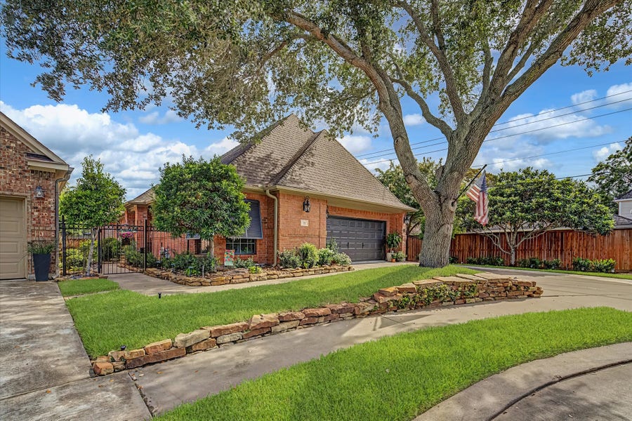 Property photo for 22 Red Oak Court, Lake Jackson, TX