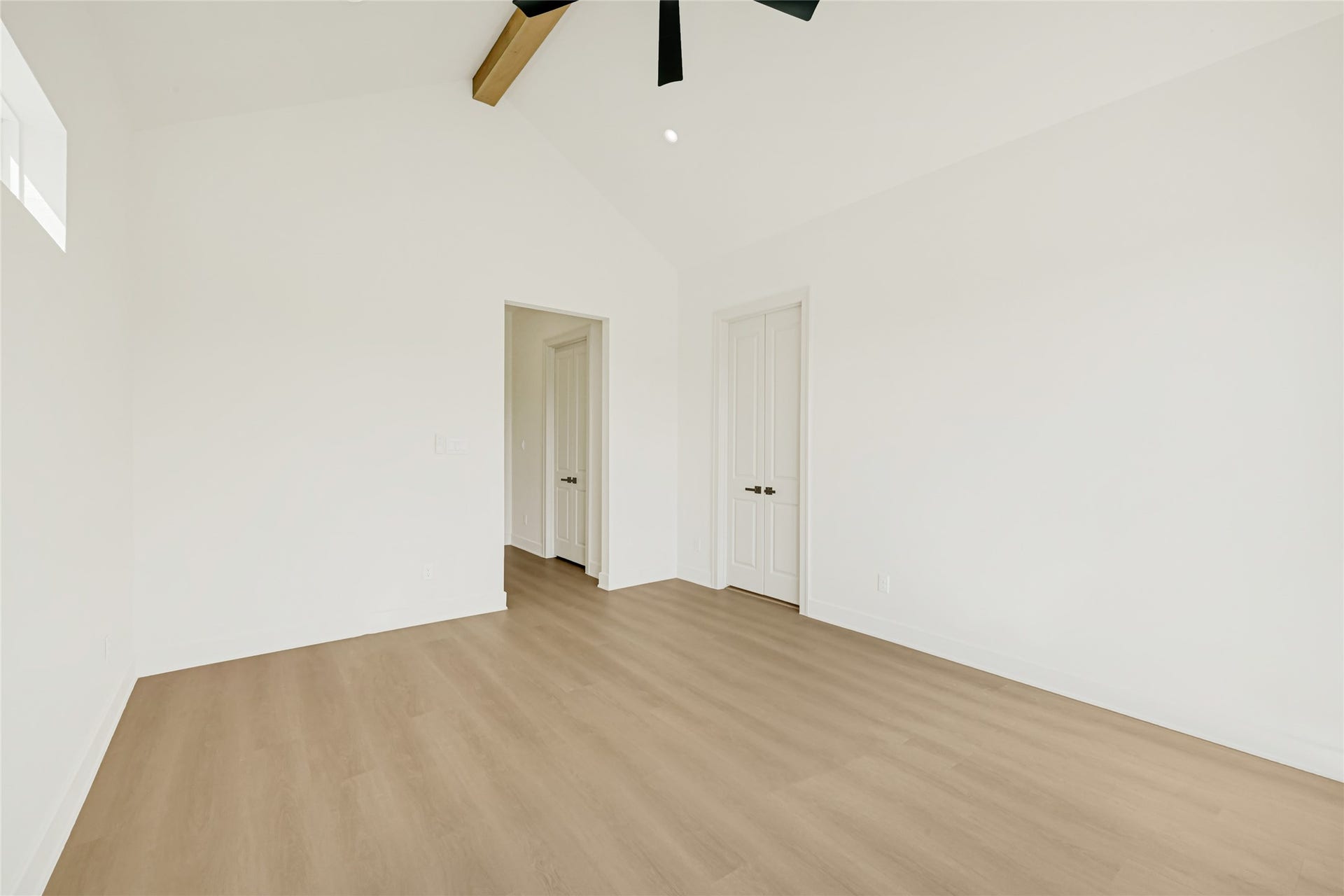 3309 Maury Street, Houston, TX 77009 Vaulted Primary Ceilings