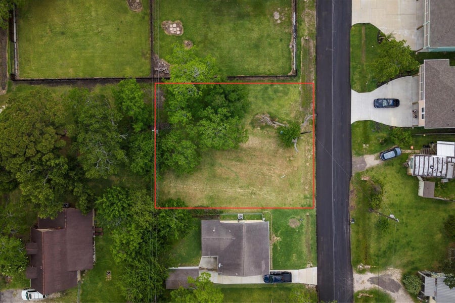 Property photo for 402 Bay Oaks Drive, La Porte, TX