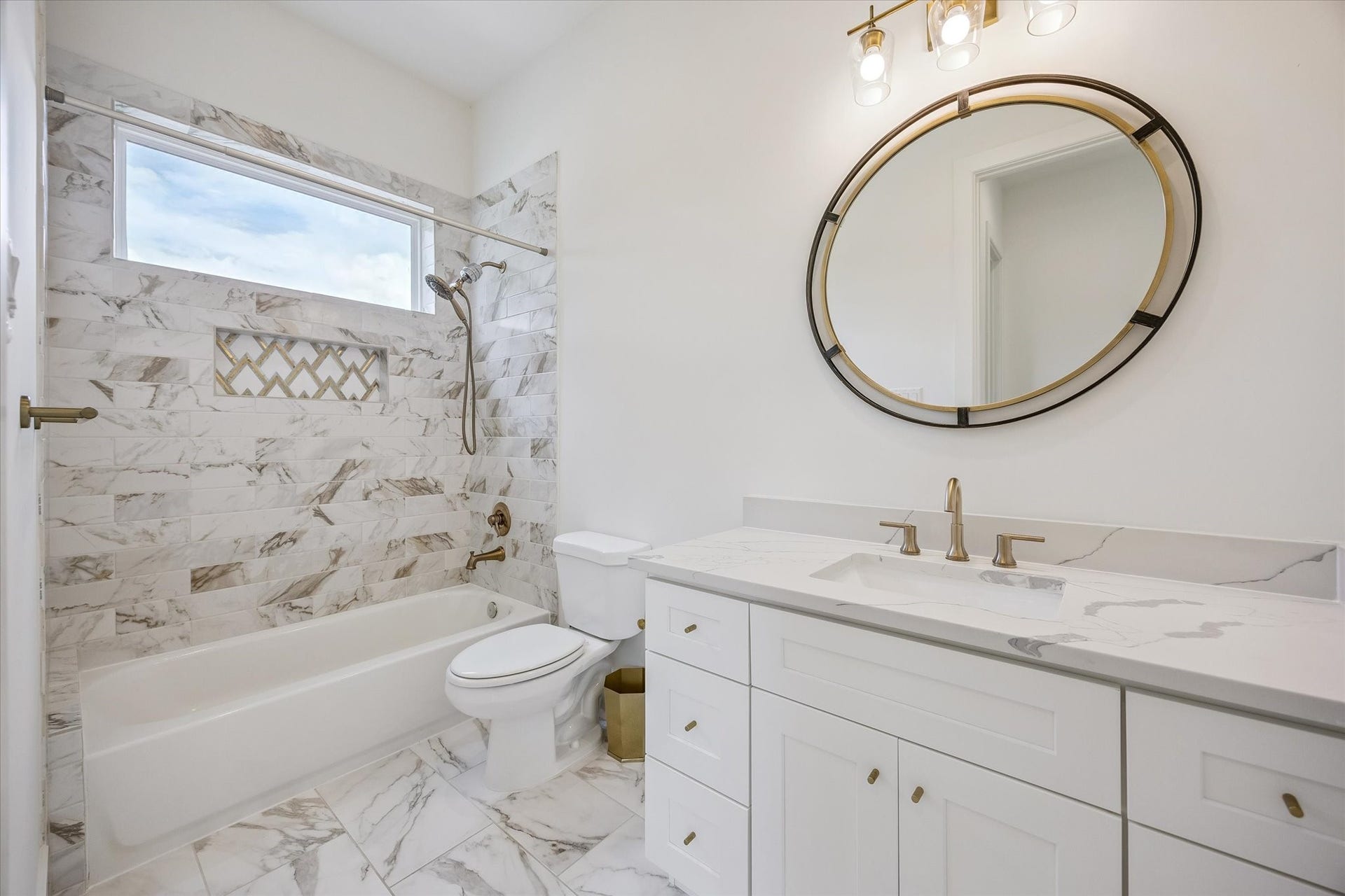 Ensuite bathroom 4.