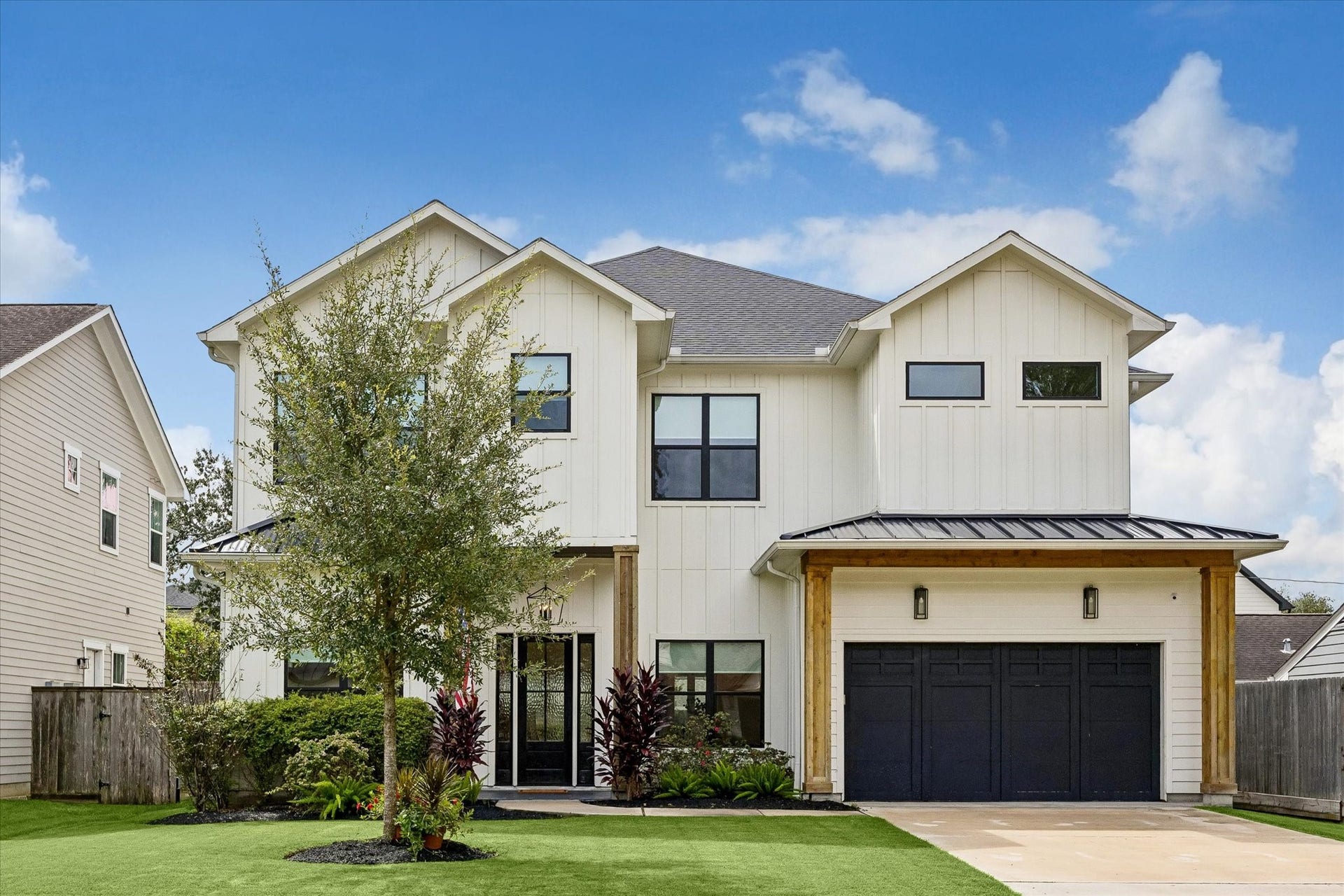 This New Oak 2021 build is ready for its next owner featuring 4 beds, 4.5 baths and a sparkling pool!