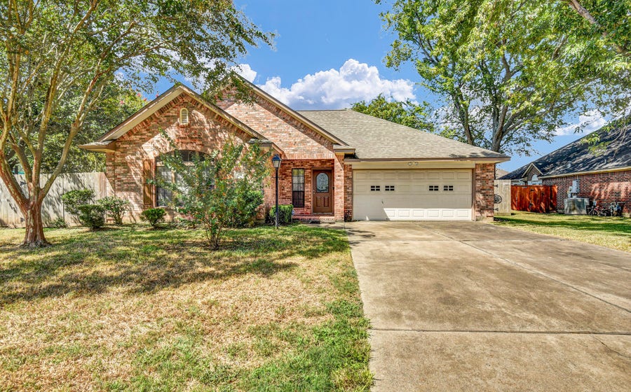 Property photo for 310 Chestnut Street, Lake Jackson, TX