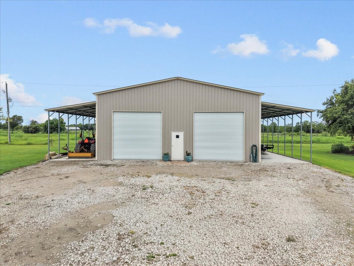 8710 Fm 646 Road S, Santa Fe, TX 77510 Amazing 40x40 shop with utilities ready to go, providing the perfect space for work, storage, or recreational use