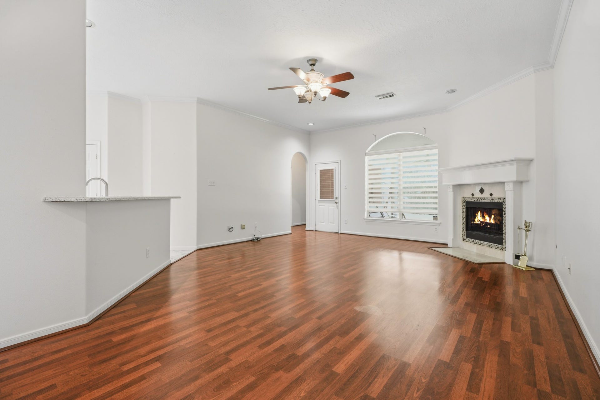 4814 Preston Trails Lane, Pasadena, TX 77505 Huge living room with high ceilings