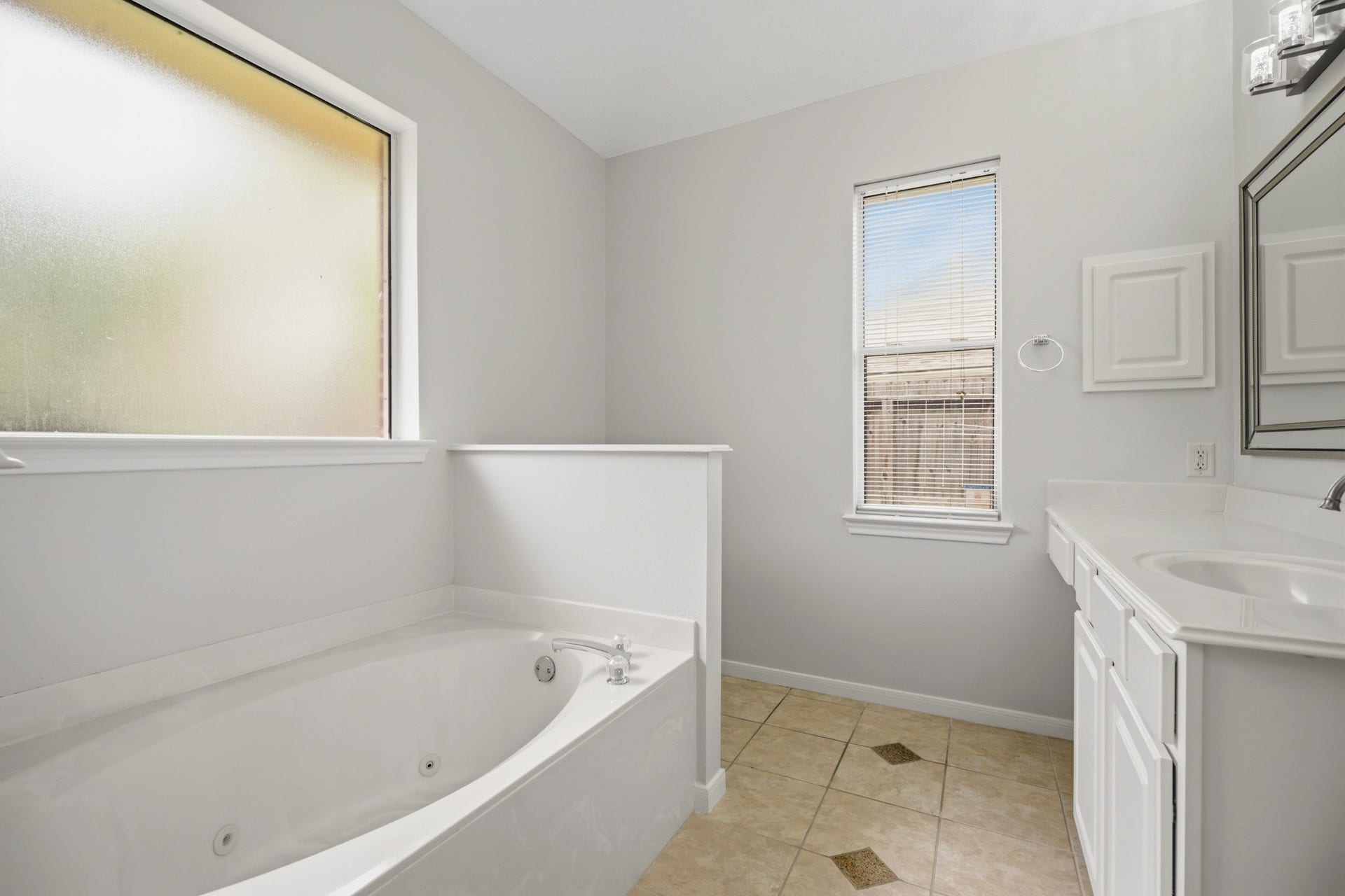 4814 Preston Trails Lane, Pasadena, TX 77505 Jacuzzi Spa Tub