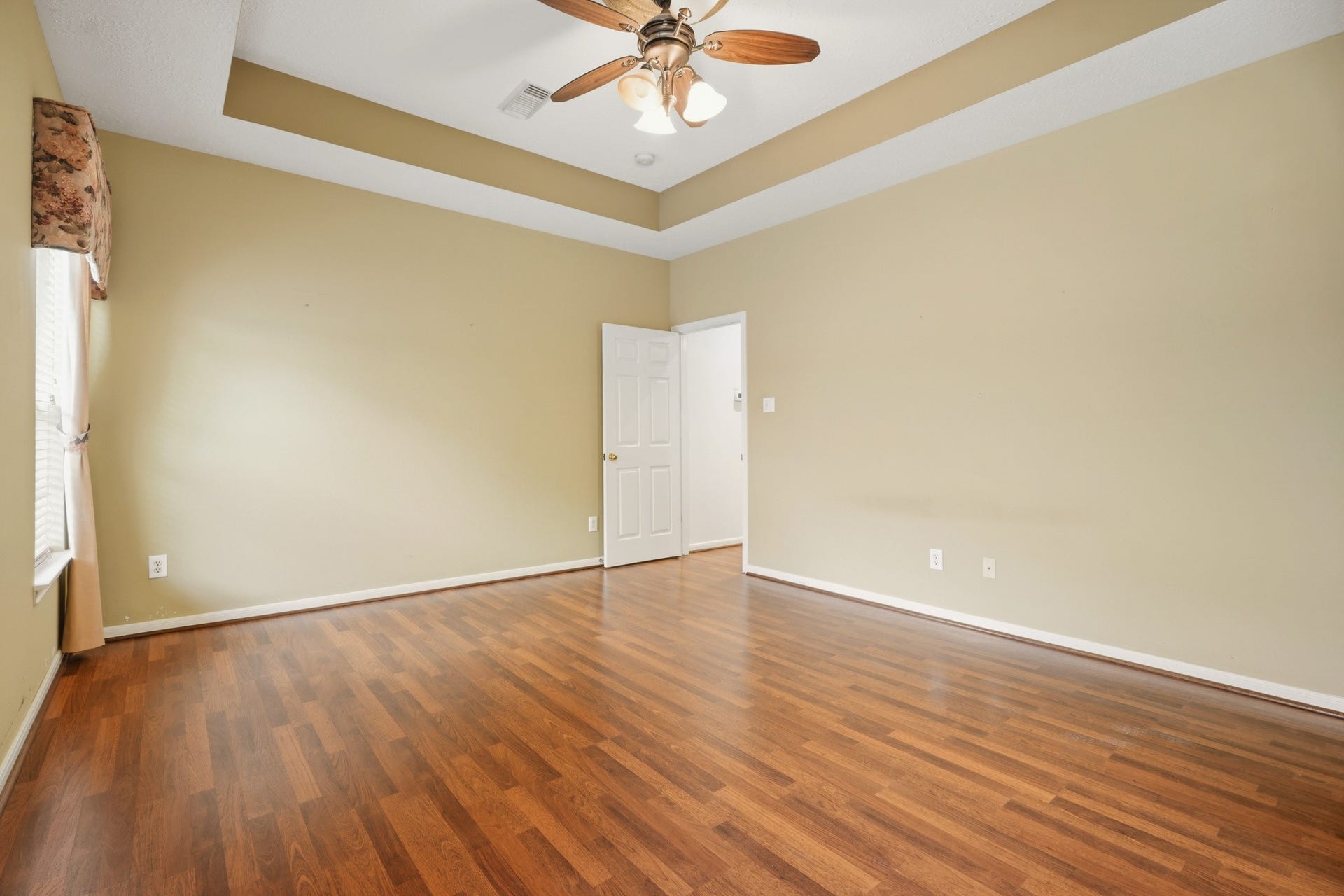 4814 Preston Trails Lane, Pasadena, TX 77505 Crown Trey Ceiling with Ceiling Fan