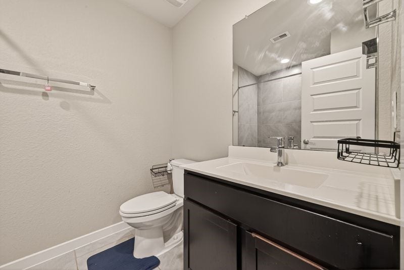 7523 Keystone Blossom Trail, Richmond, TX 77407 Well-designed bathroom featuring a single-sink vanity with ample counter space, complemented by a tub and shower combination with tiled surround.
